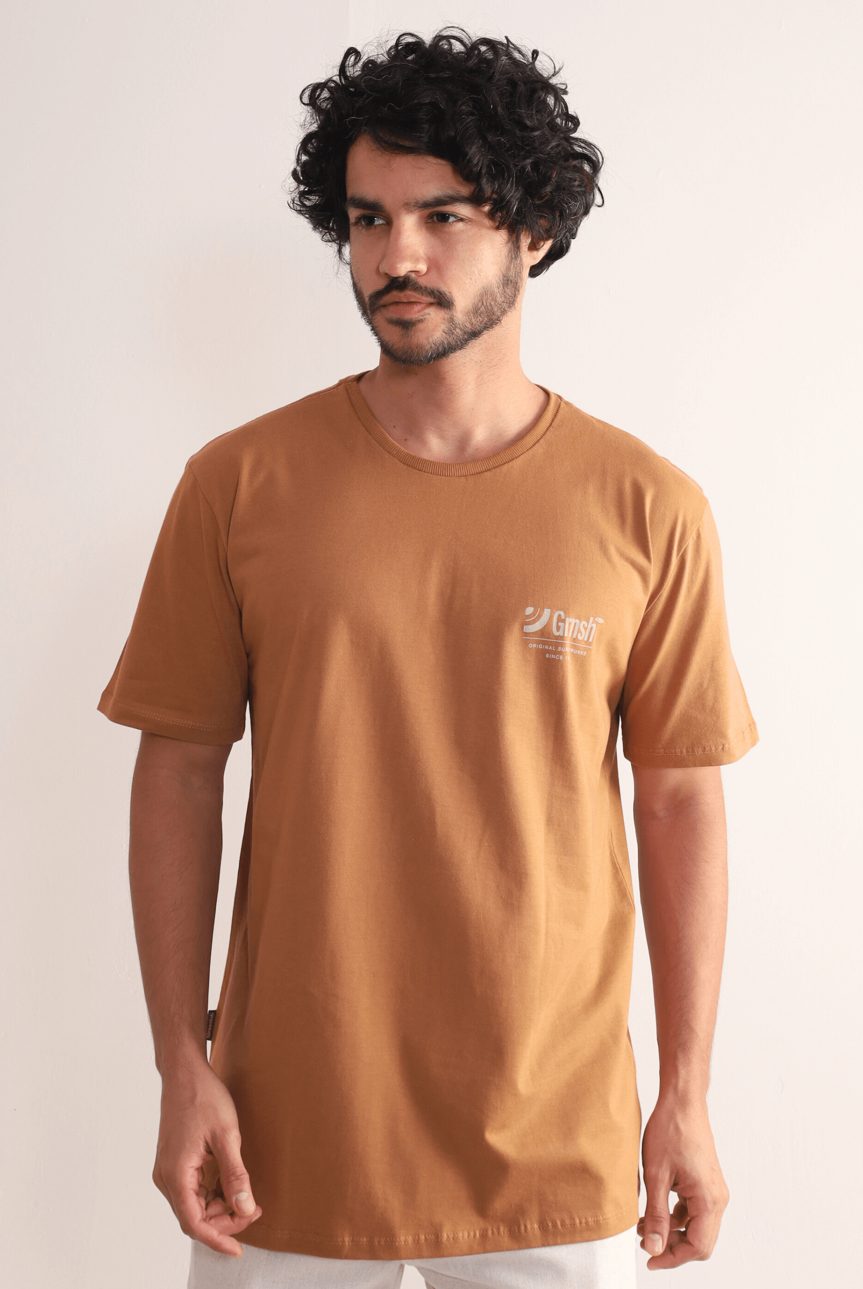 Homem vestindo Camiseta Original Surf Trunks Series I - Marron da Greenish com design inspirado no lifestyle litorâneo.