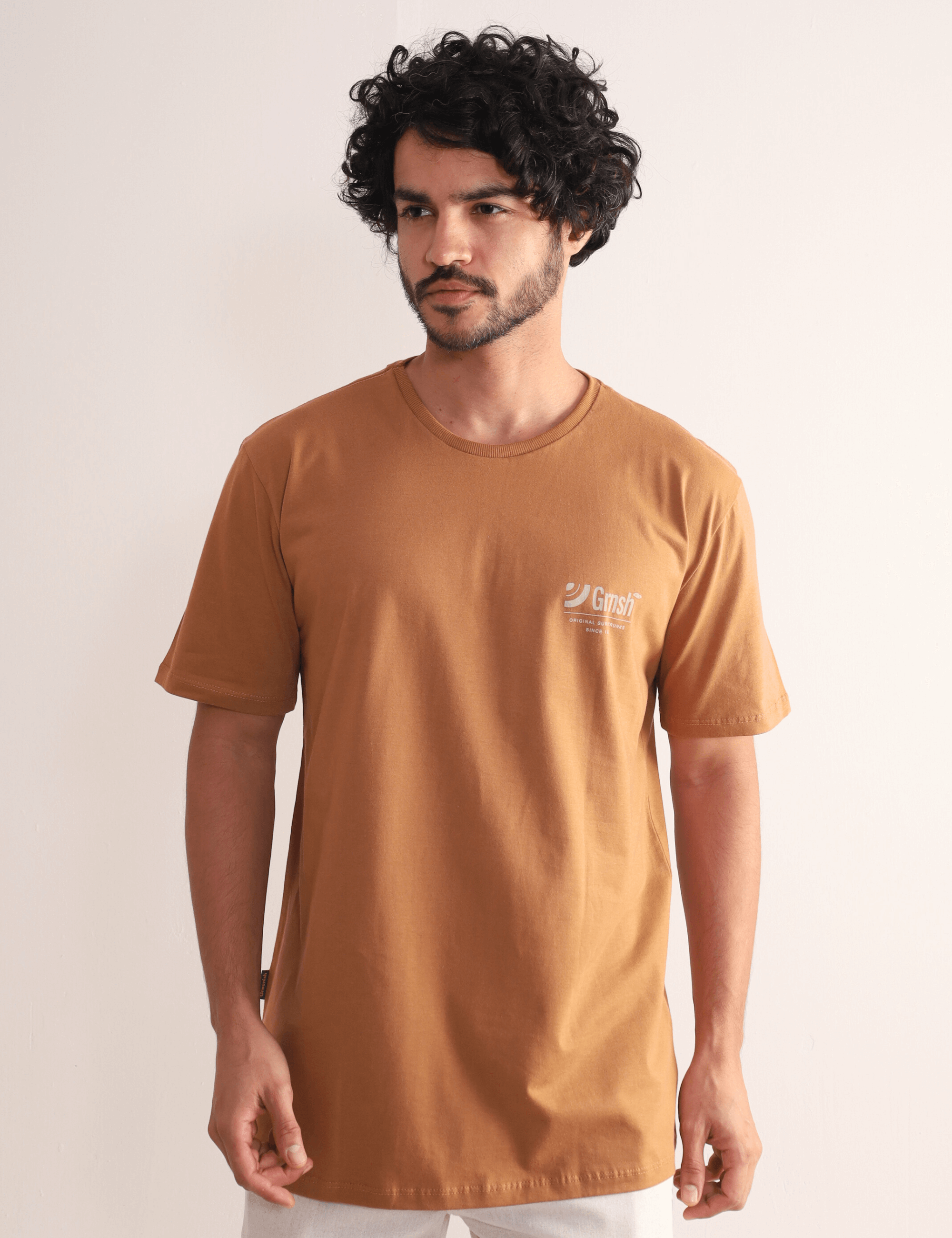 Homem vestindo Camiseta Original Surf Trunks Series I - Marron da Greenish com design inspirado no lifestyle litorâneo.