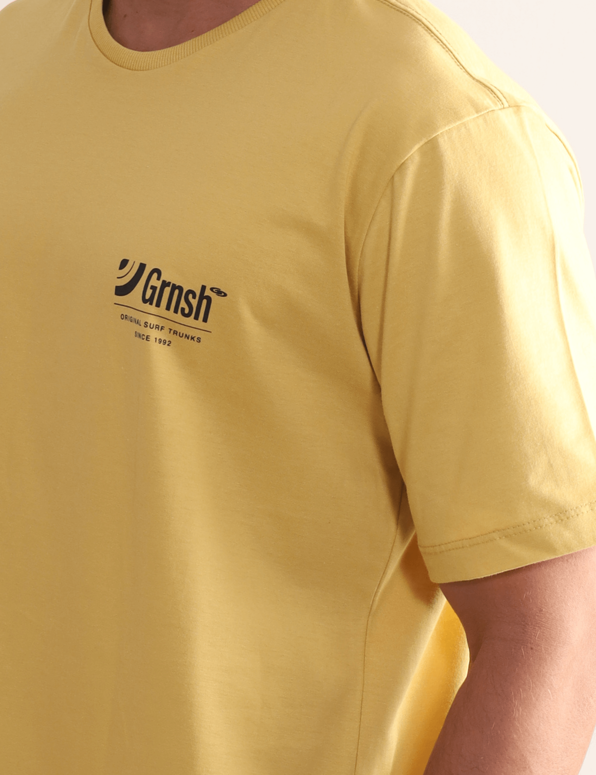 Camiseta Amarelo Escuro da Greenish com estampa inspirada no lifestyle litorâneo, toque macio e conforto para o dia a dia.