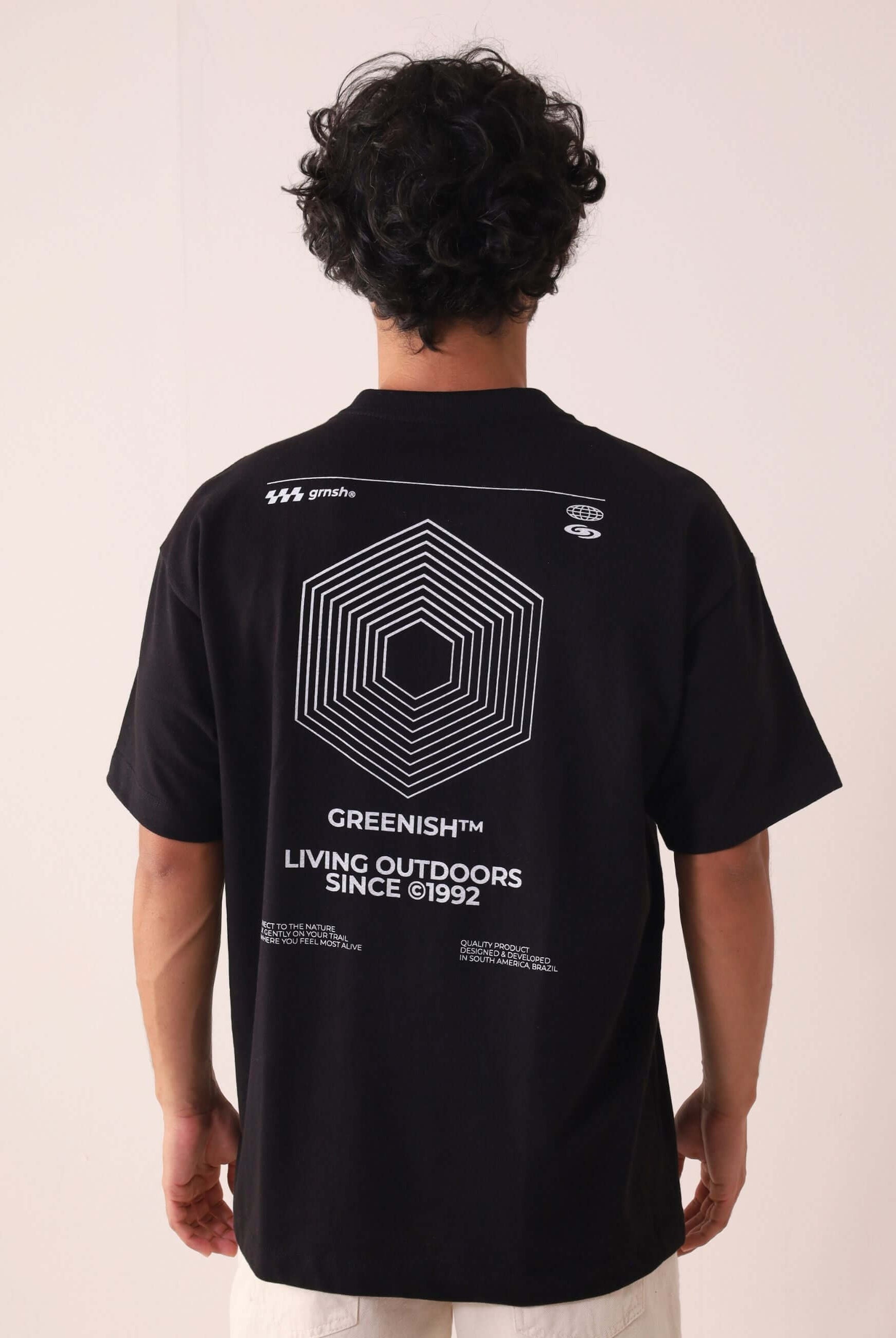 Camiseta Oversized Hexagon Lines - Preto by Greenish, destacando-se pelo design moderno e conforto, ideal para atividades ao ar livre.