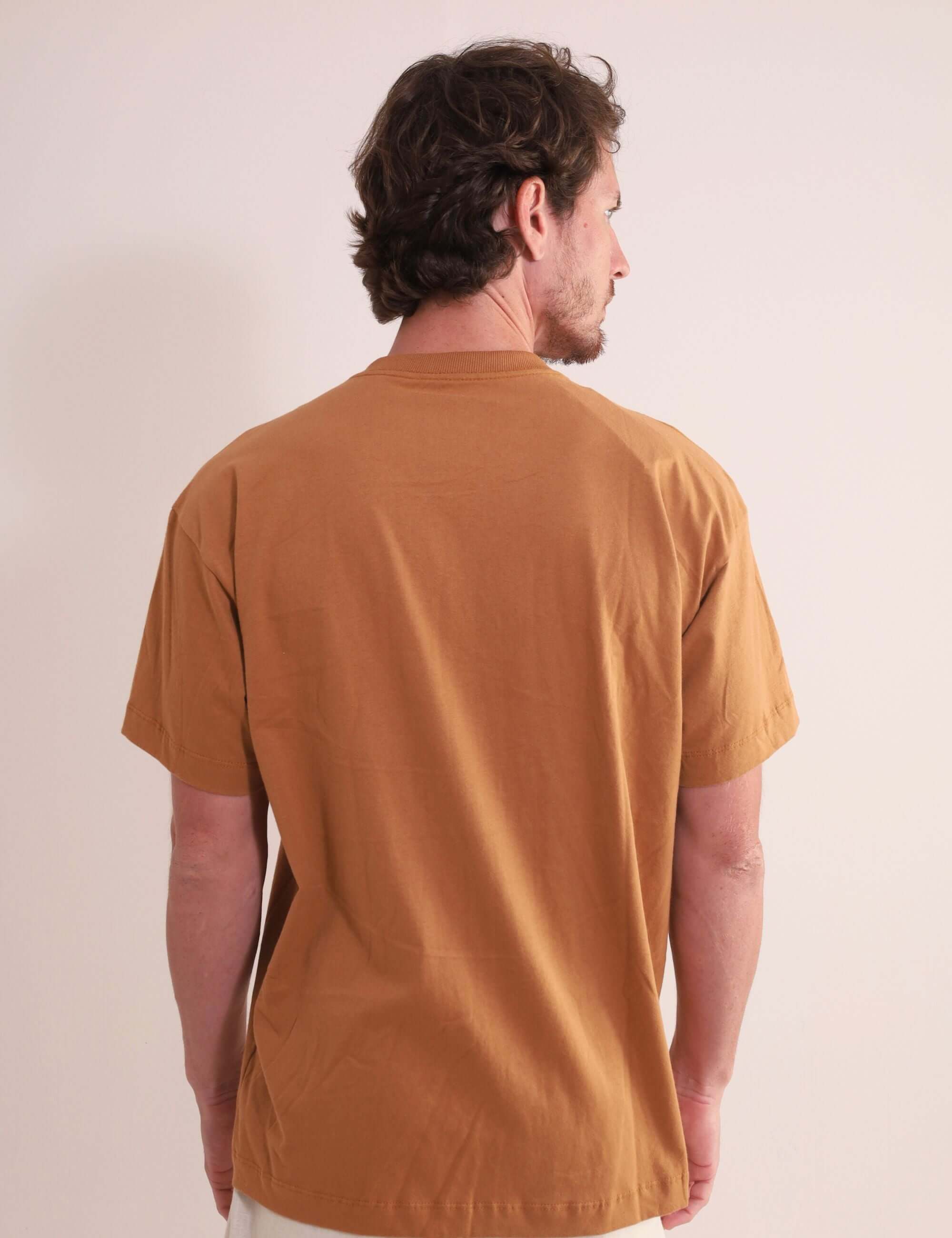 Camiseta Oversized Strong - Amarelo Escuro da Greenish em algodão 100%, caimento estruturado, conforto e estilo, vista traseira.