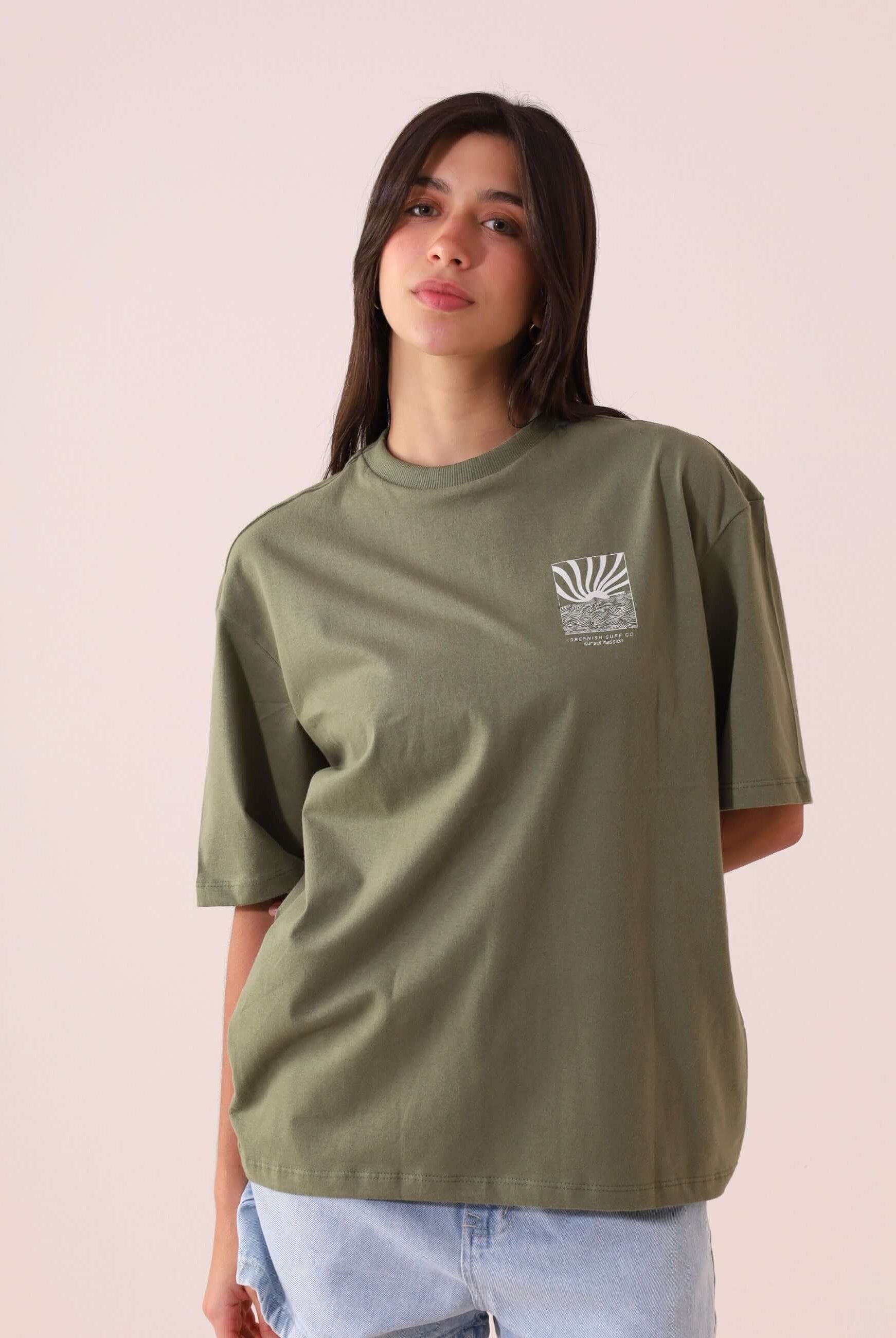 CAMISETA OVERSIZED SUNSET SESSION - VERDE da Greenish, com estampa de ondas e pôr do sol, ideal para um look casual, confortável e estiloso.