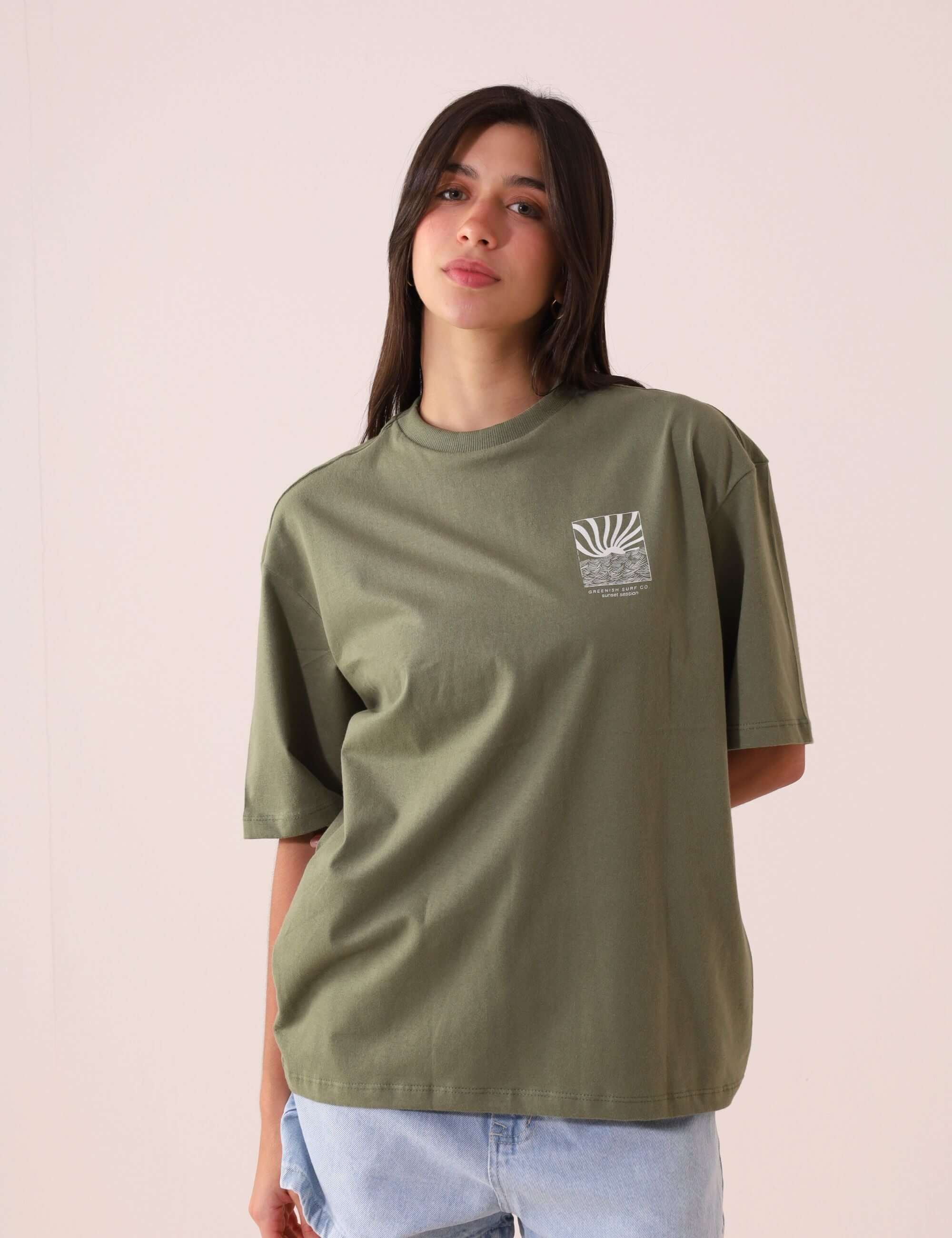 CAMISETA OVERSIZED SUNSET SESSION - VERDE da Greenish, com estampa de ondas e pôr do sol, ideal para um look casual, confortável e estiloso.
