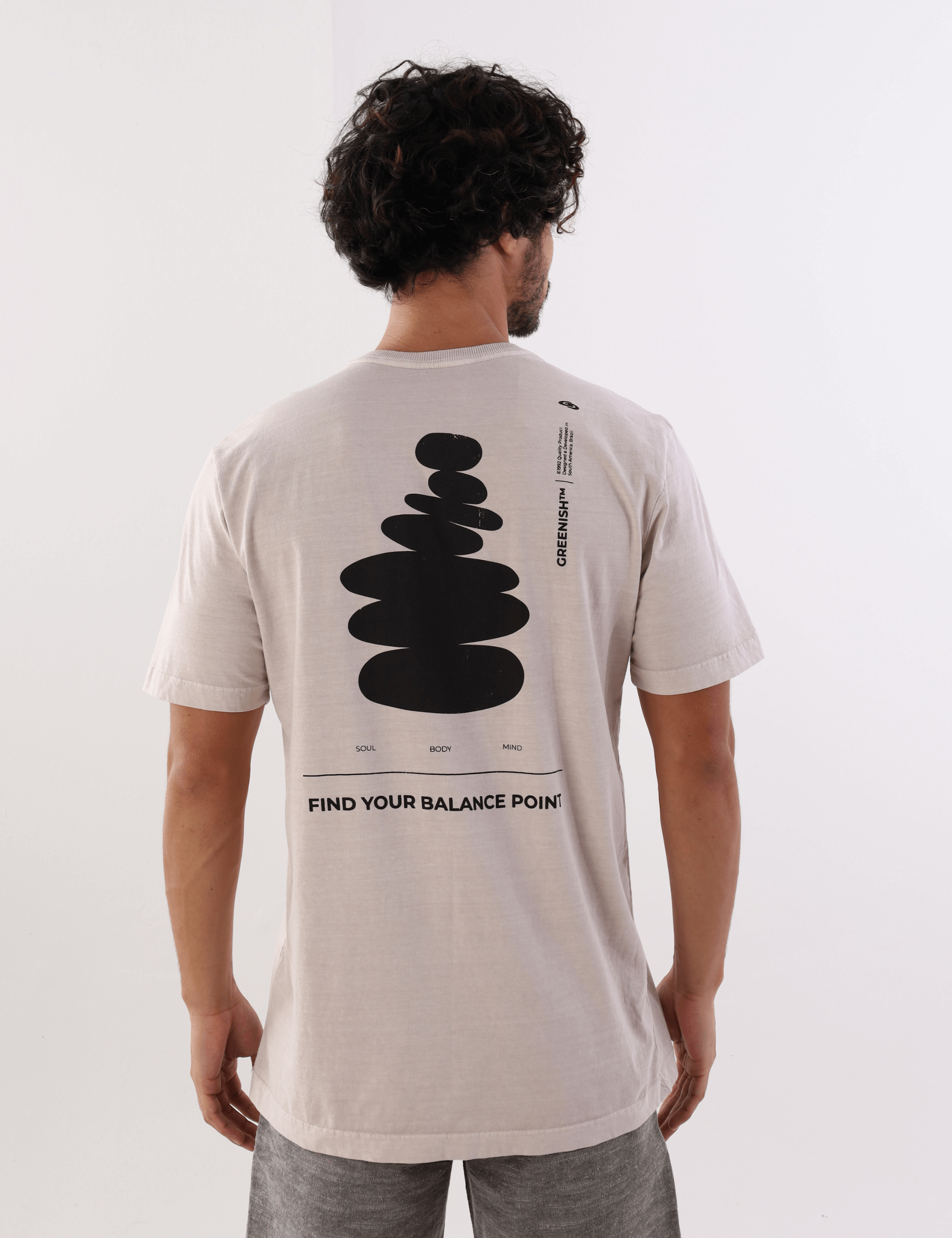 Camiseta Stone Find Your Balance Point da Greenish em areia, com estampa de equilíbrio nas costas.