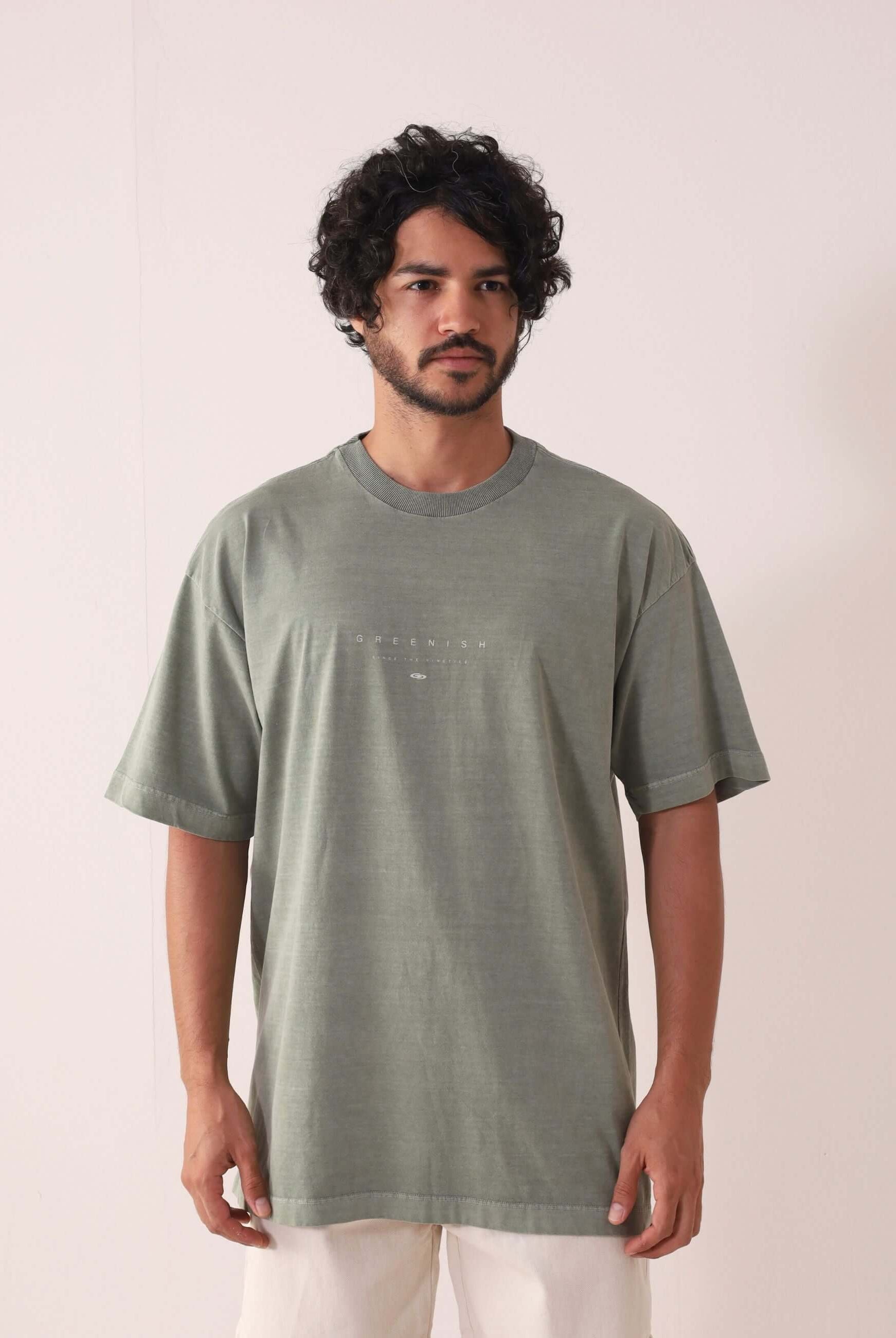 Camiseta Stone Oversized GRNSH - Chumbo da Greenish em modelo, visual vintage e caimento solto, feita de algodão 100% para conforto absoluto.