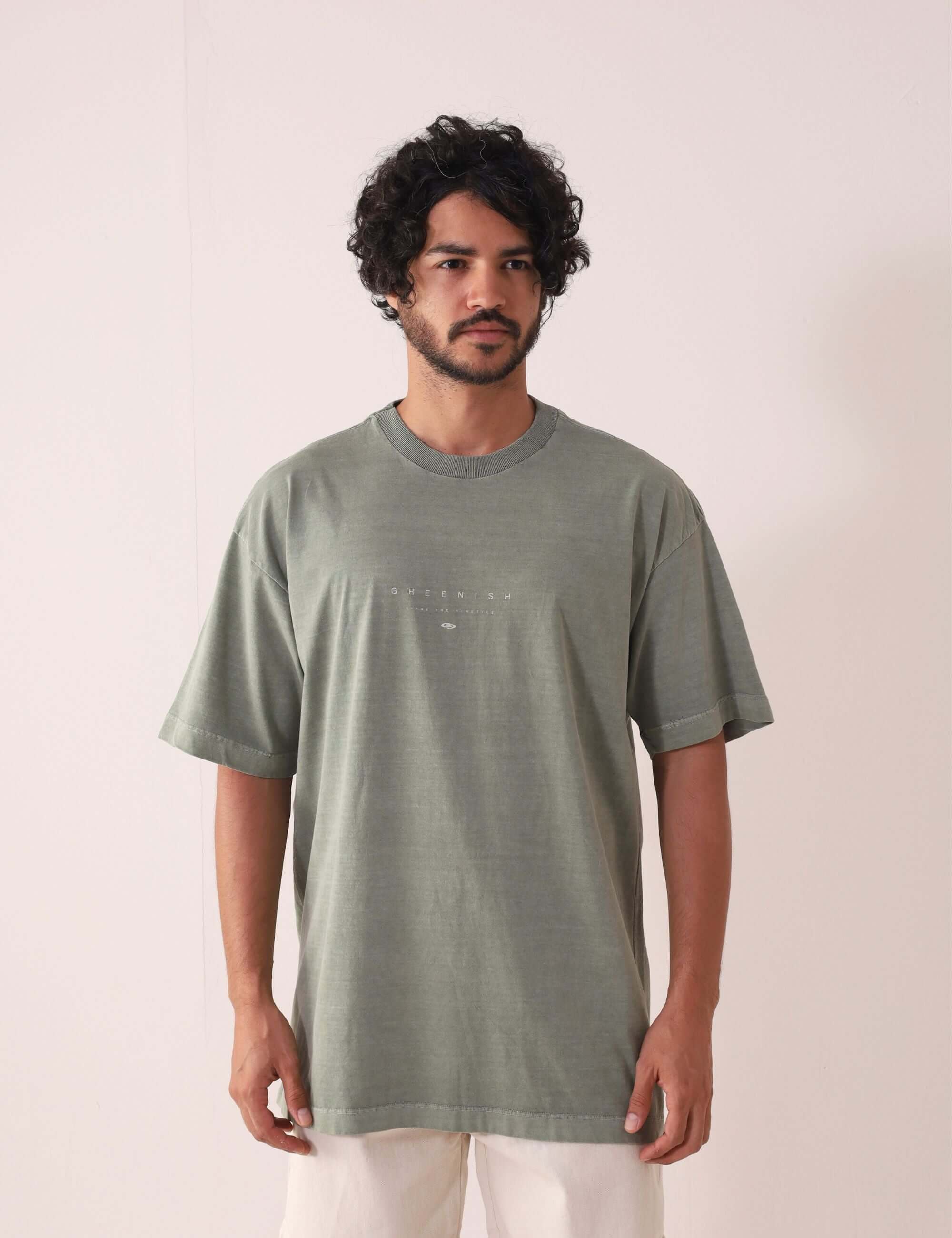 Camiseta Stone Oversized GRNSH - Chumbo da Greenish em modelo, visual vintage e caimento solto, feita de algodão 100% para conforto absoluto.