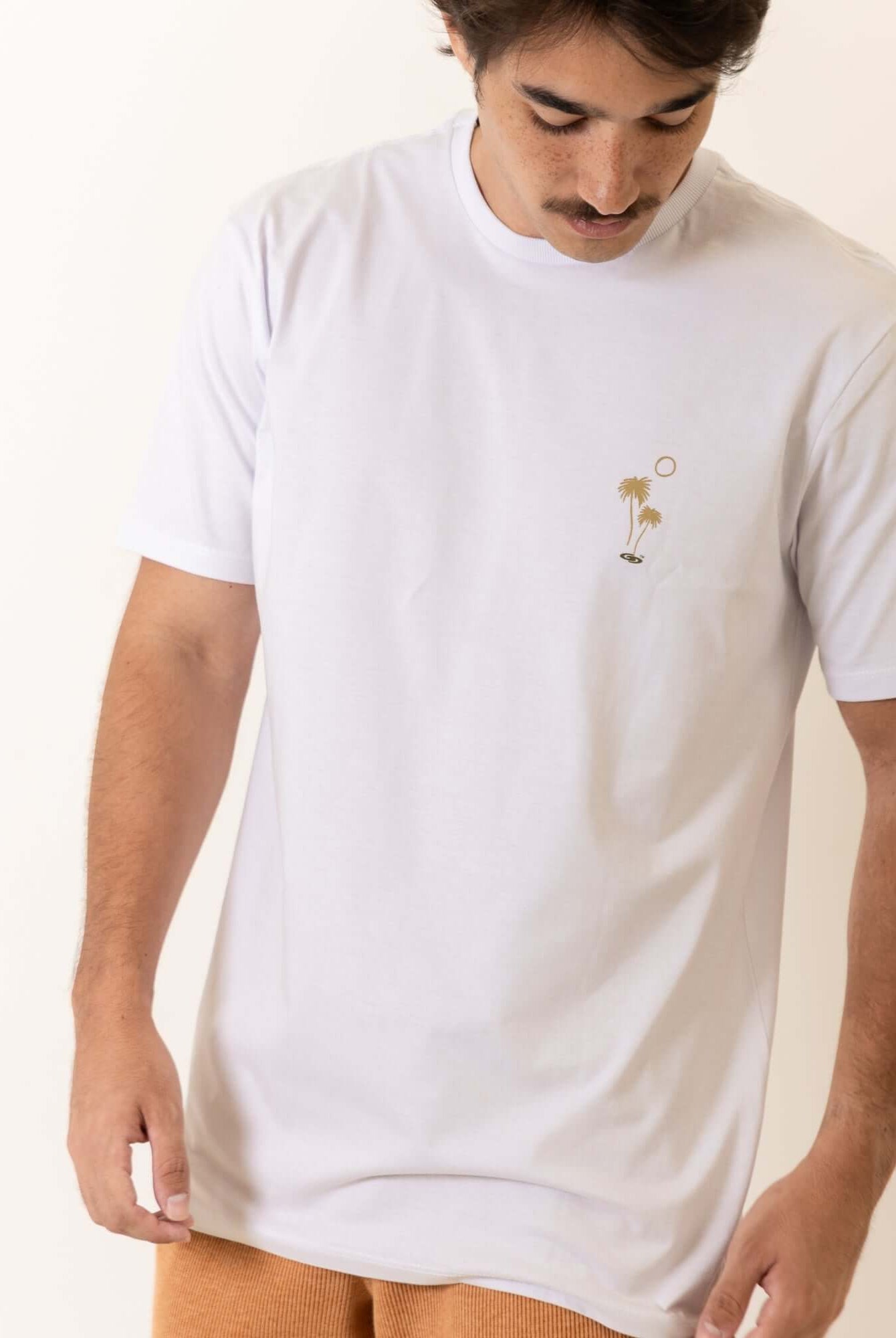 Homem vestindo Camiseta Wave Lines - Branco da marca Greenish com design minimalista.