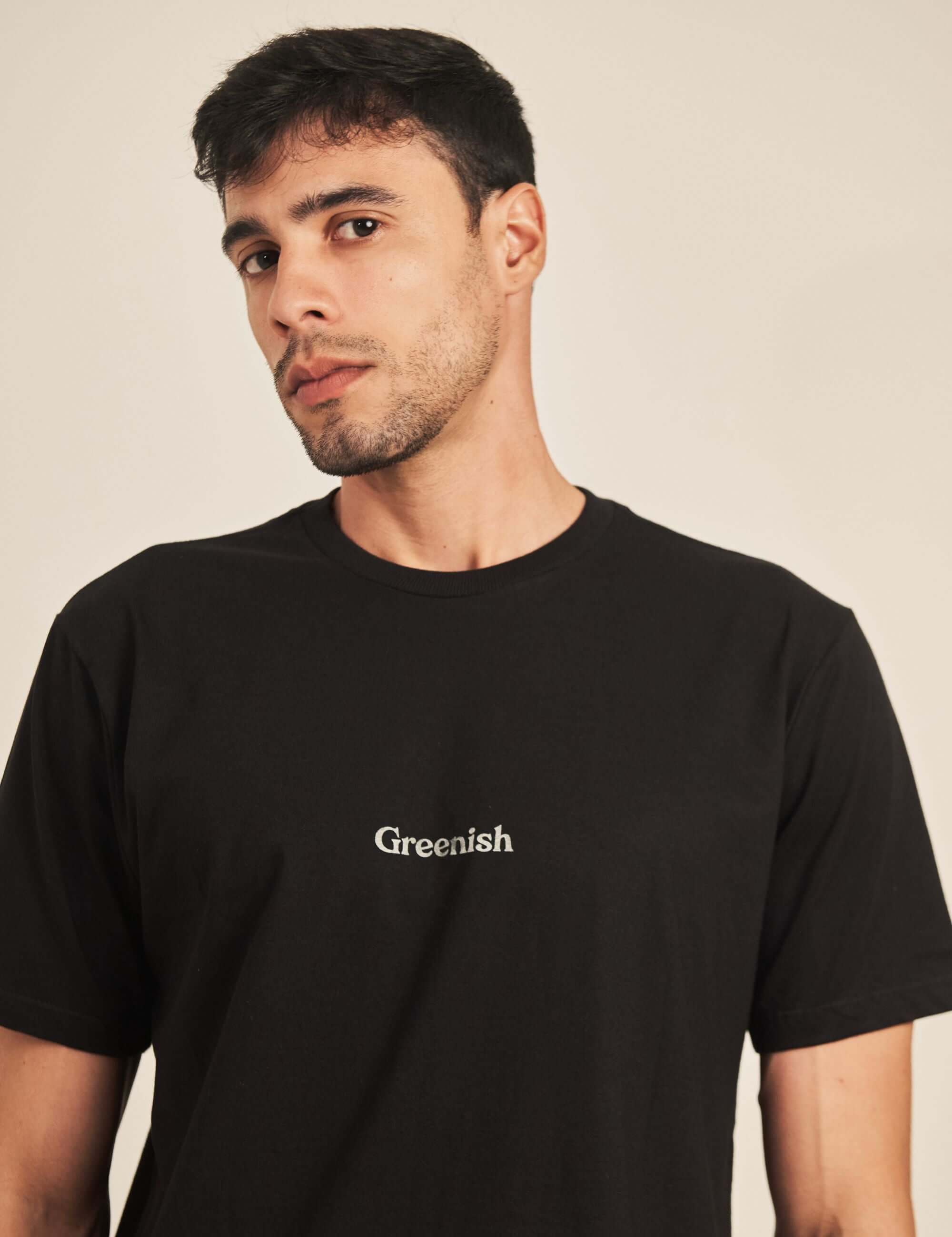 Modelo vestindo Camiseta Wild Mushroom - Preto da marca Greenish, destacando o design autêntico e a textura natural em meia malha.