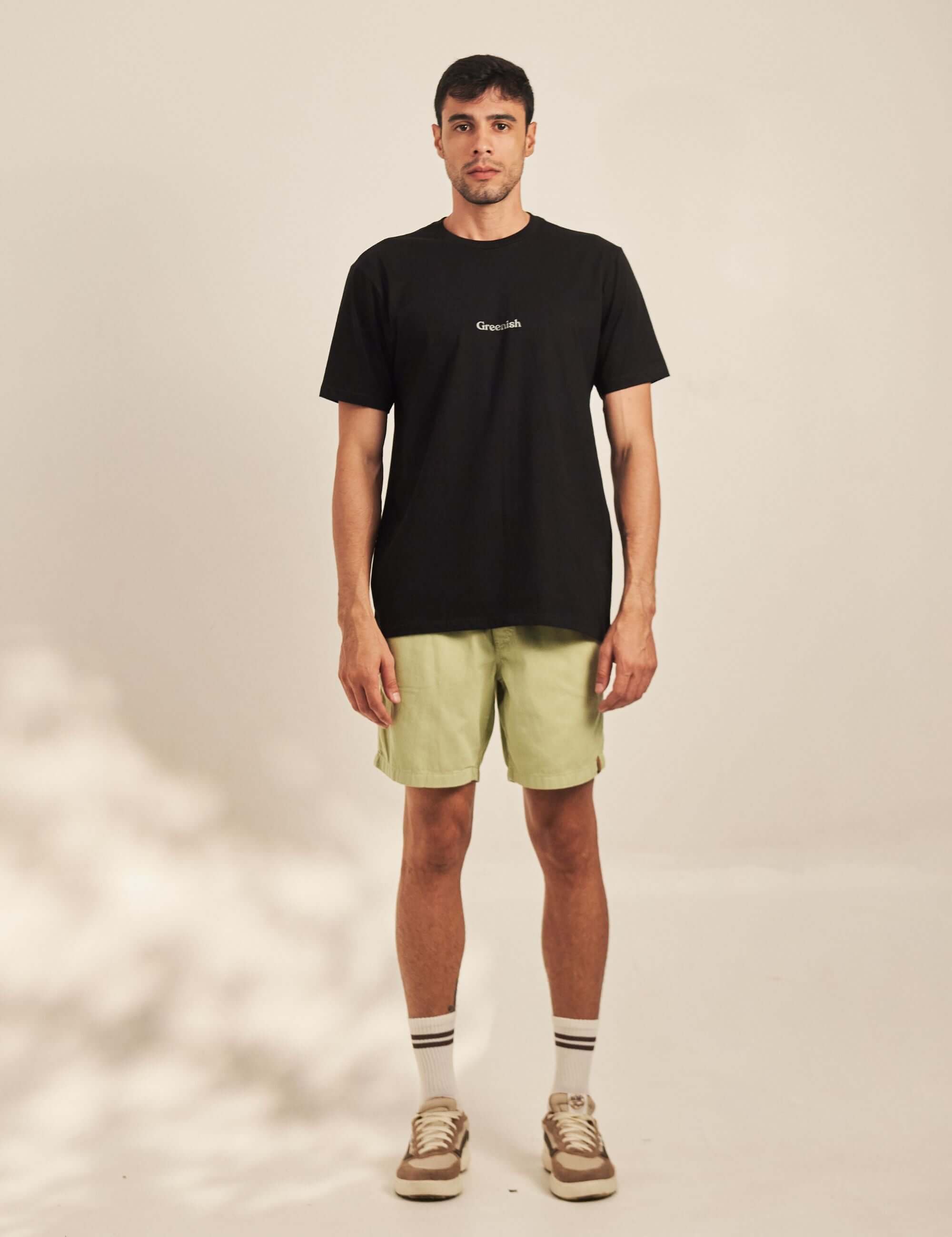 Camiseta Wild Mushroom - Preto da marca Greenish, em modelo, com estampa nas costas e silk frontal, 100% algodão, ideal para o dia a dia.