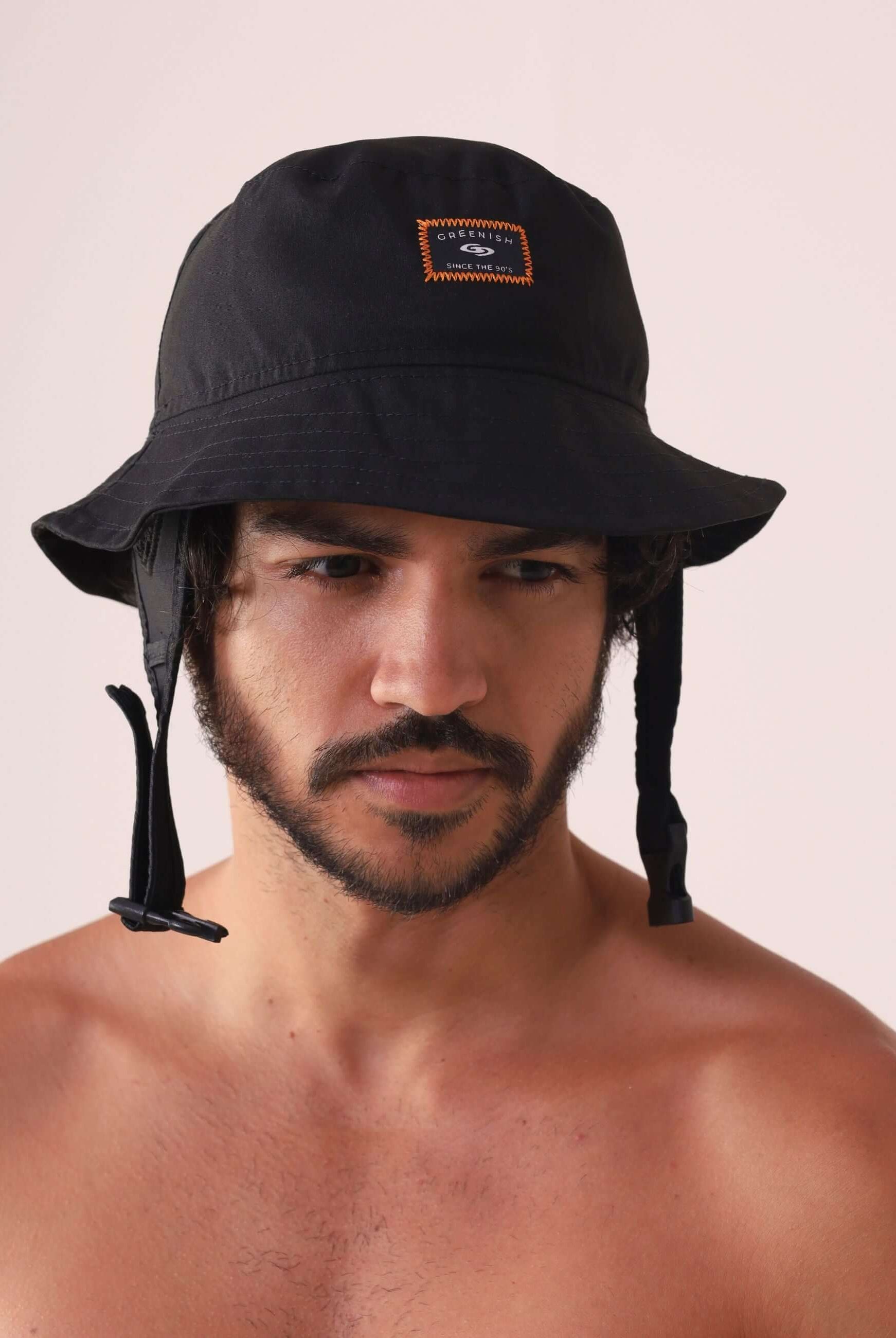Homem usando CHAPEU BUCKET SPORT - PRETO da Greenish, com aba maleável, forro respirável e ajuste de neoprene para atividades ao ar livre.