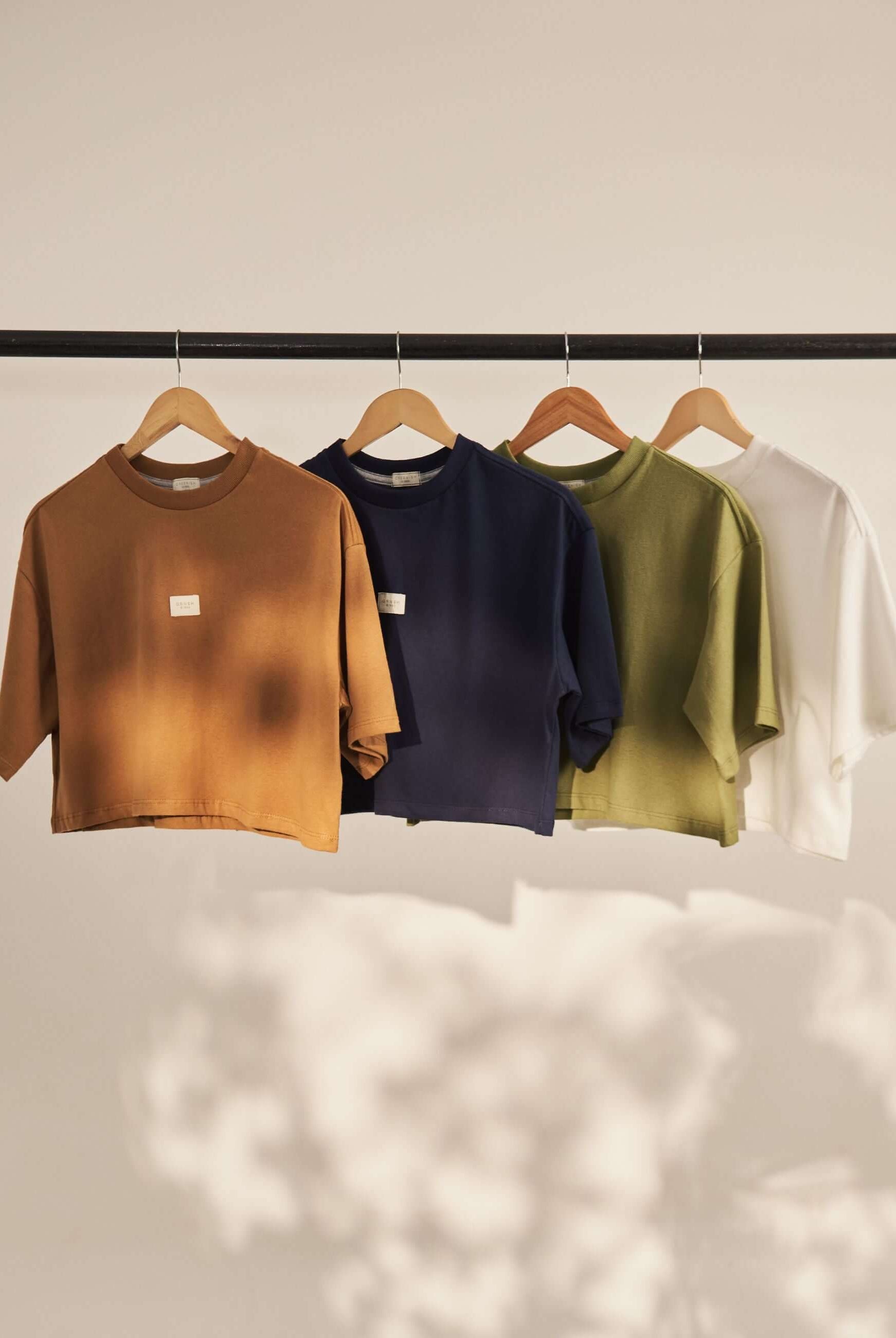 Alt Tag: Cropped Oversized Grnsh - Off White da Greenish em malha 100% algodão, modelagem ampla e comprimento cropped, gola larga em ribana