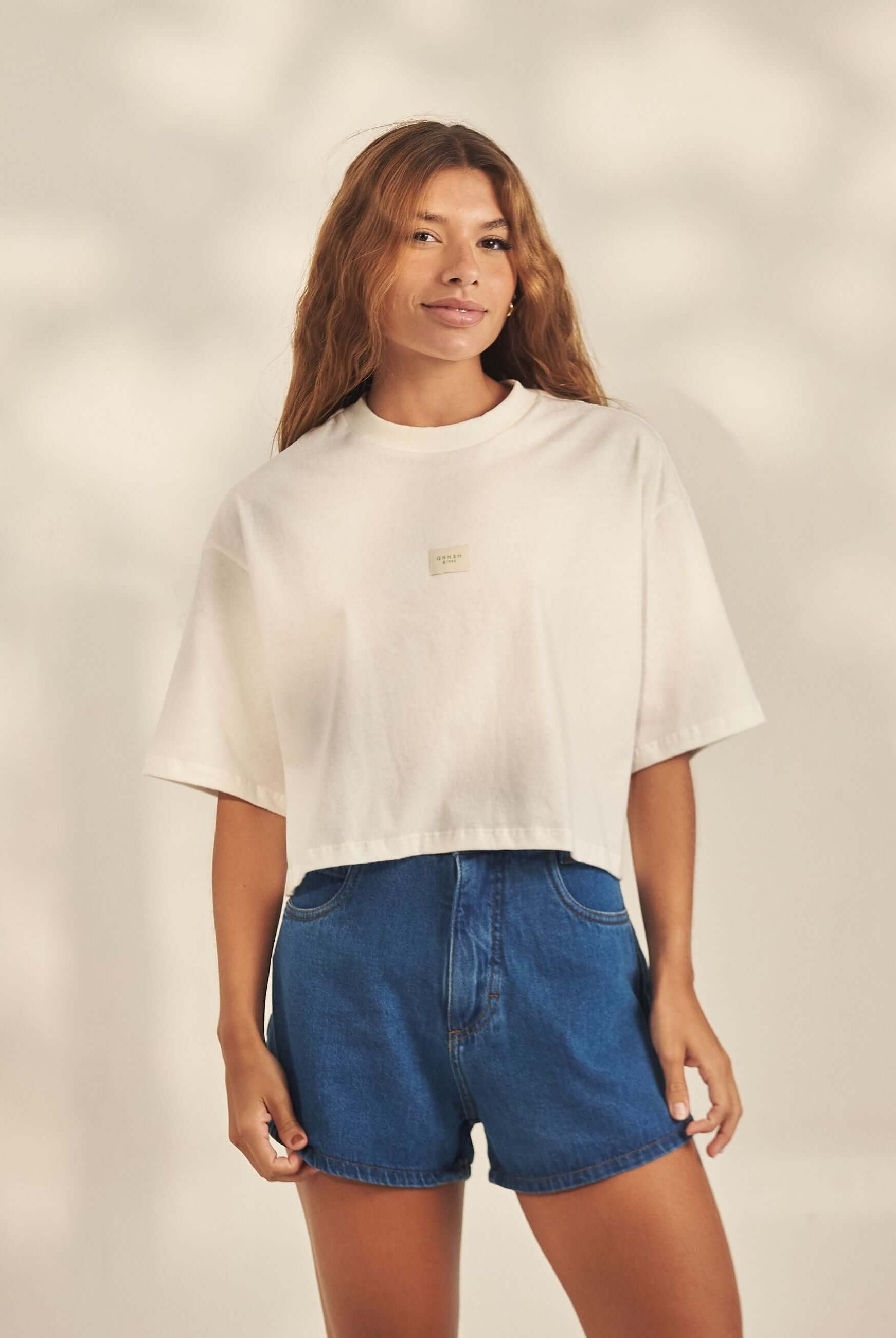 Cropped Oversized Grnsh - Off White Greenish camiseta cropped oversized em malha 100% algodão com etiqueta frontal para look urbano e praiano