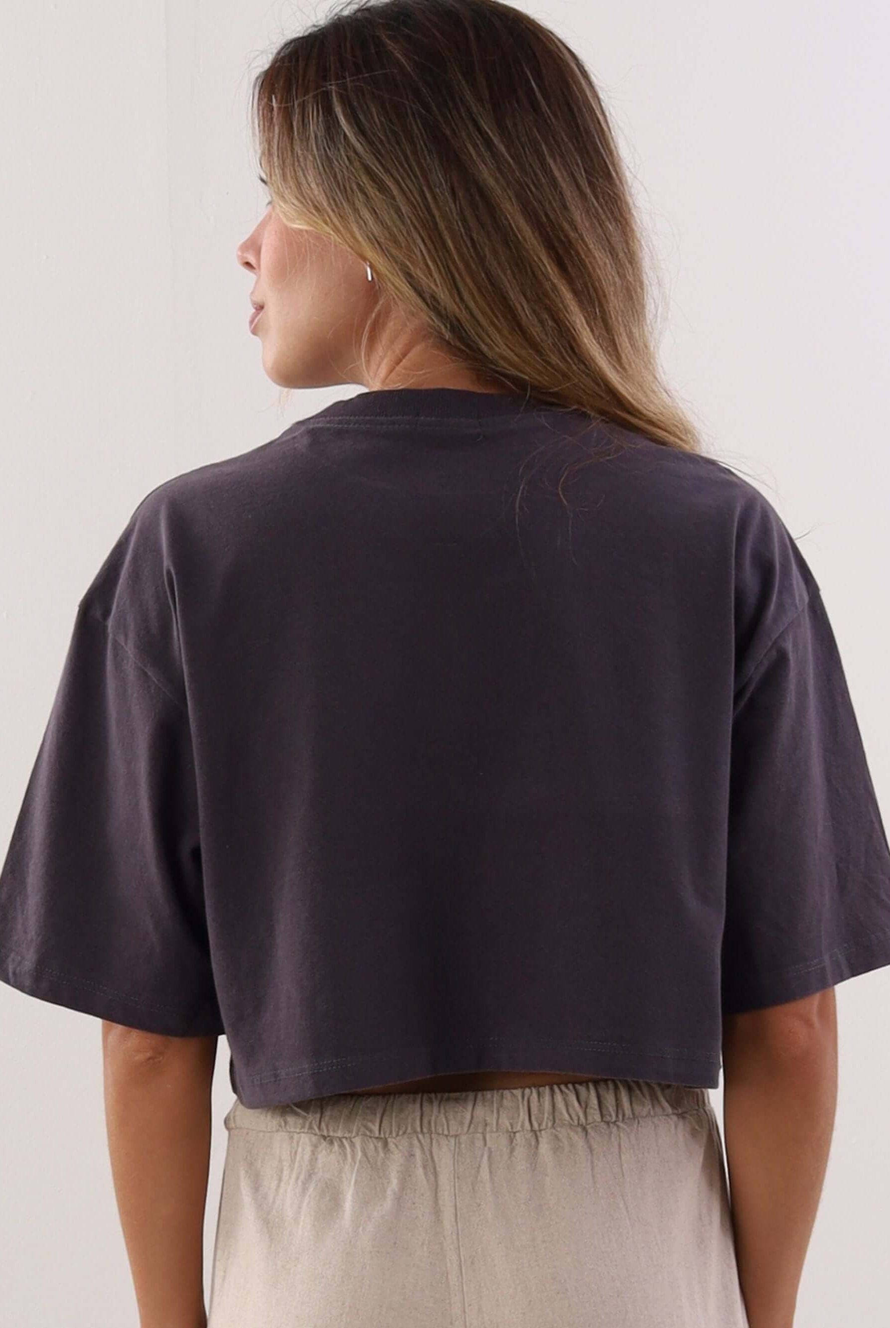 Cropped oversized puffer verde da marca Greenish, vista de trás, estilo casual e moderno.