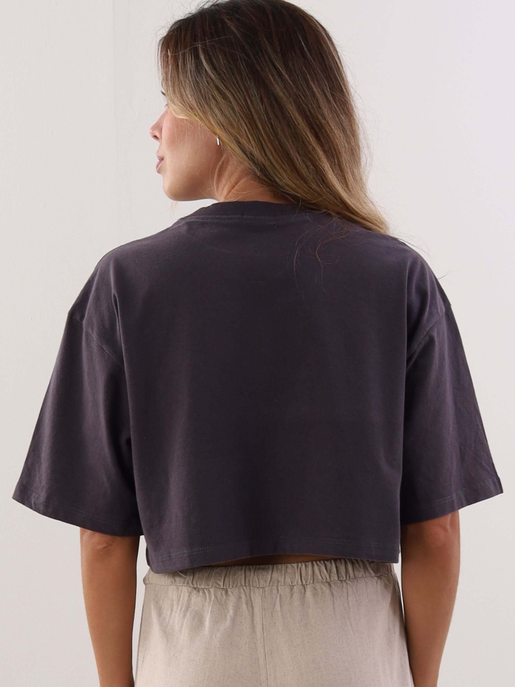 Cropped oversized puffer verde da marca Greenish, vista de trás, estilo casual e moderno.