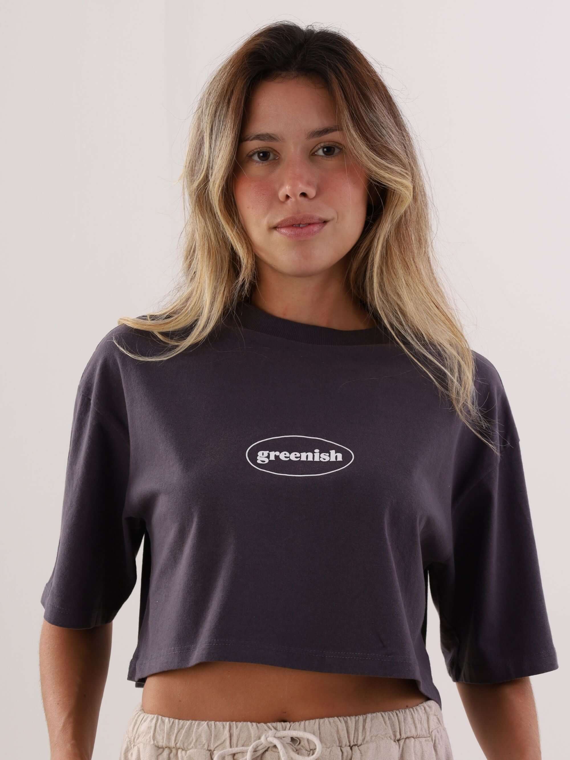 Cropped oversized puff feminino da marca Greenish, modelo grafite, estilo casual e moderno.