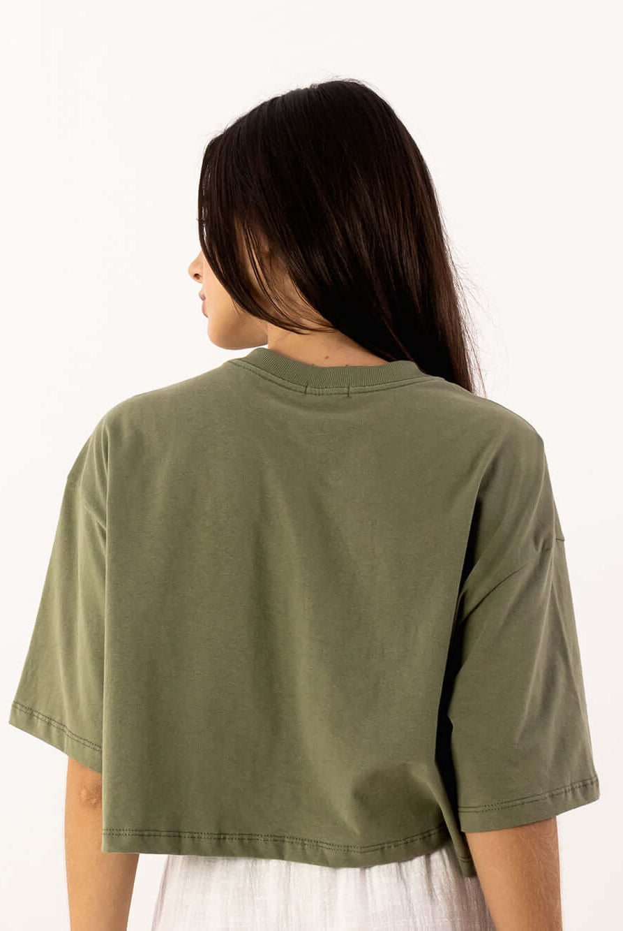 Cropped oversized verde de Greenish, vista traseira, ideal para um look confortável e moderno.