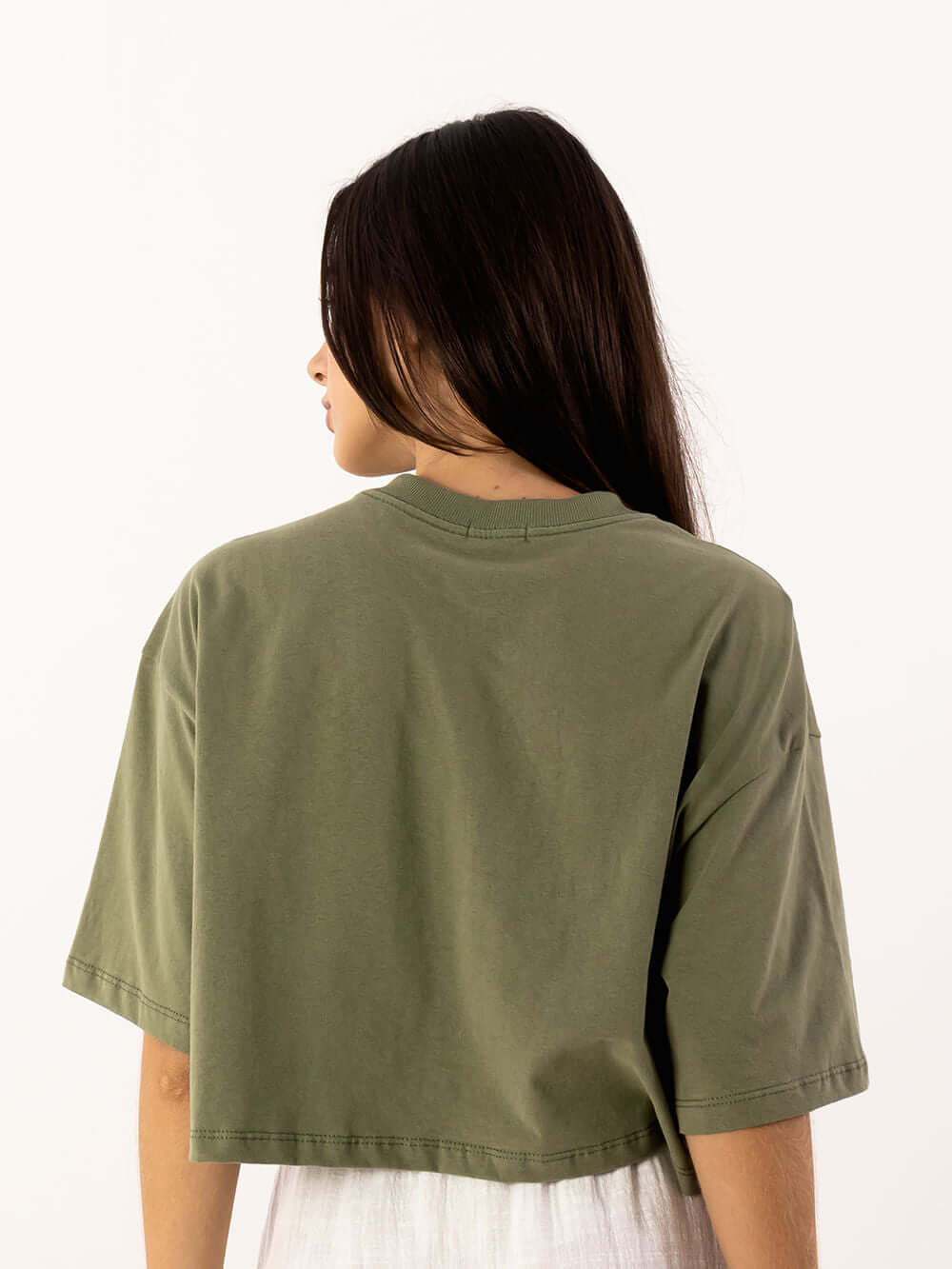 Cropped oversized verde de Greenish, vista traseira, ideal para um look confortável e moderno.