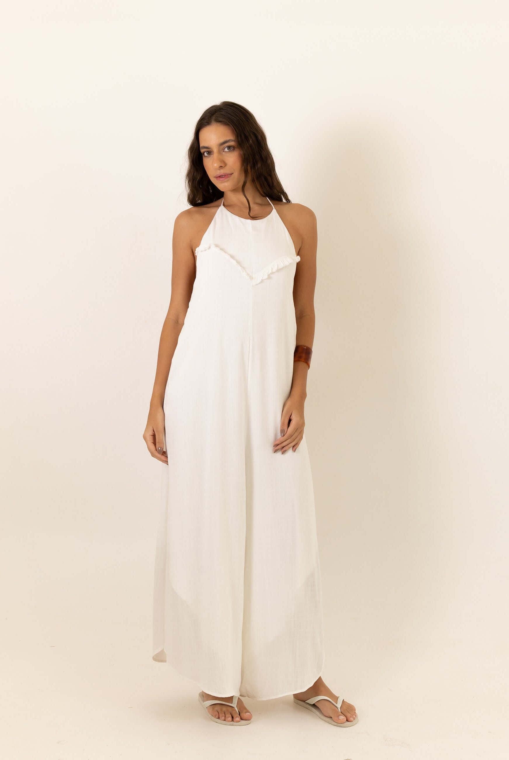 Mulher vestindo Macacão Frente Única Rustic - Off White da Greenish em fundo neutro, destacando fluidez e conforto para dias de sol.