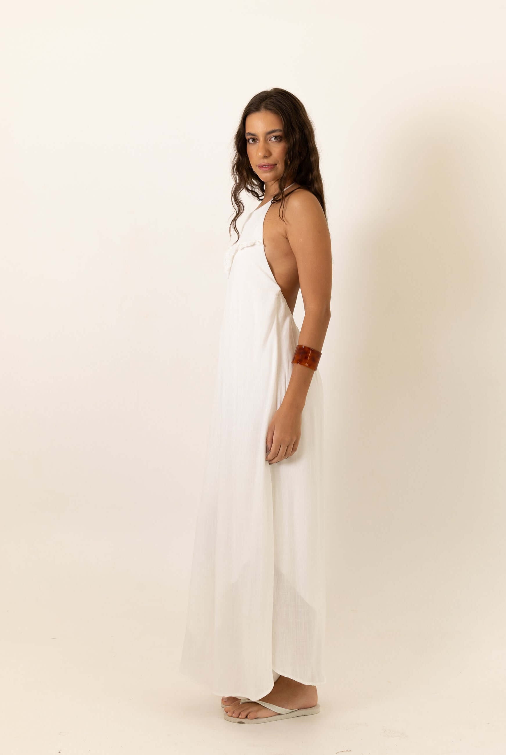 Greenish Macacão Frente Única Rustic - Off White em viscose slub com estilo delicado e toque rústico, ideal para dias de sol e viagens.