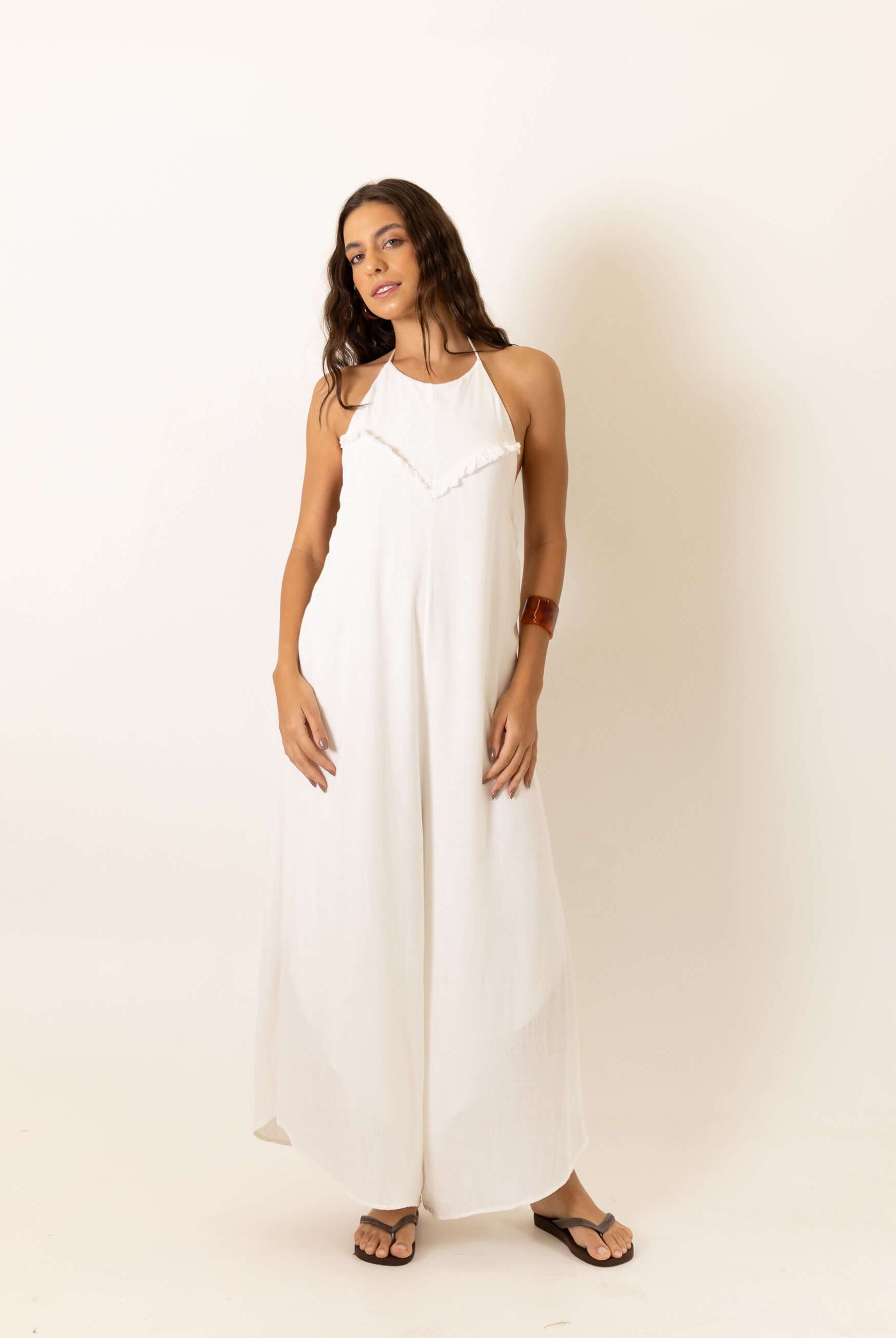 Modelo usando Macacão Frente Única Rustic - Off White da Greenish, destacando o design delicado e rústico em viscose slub.