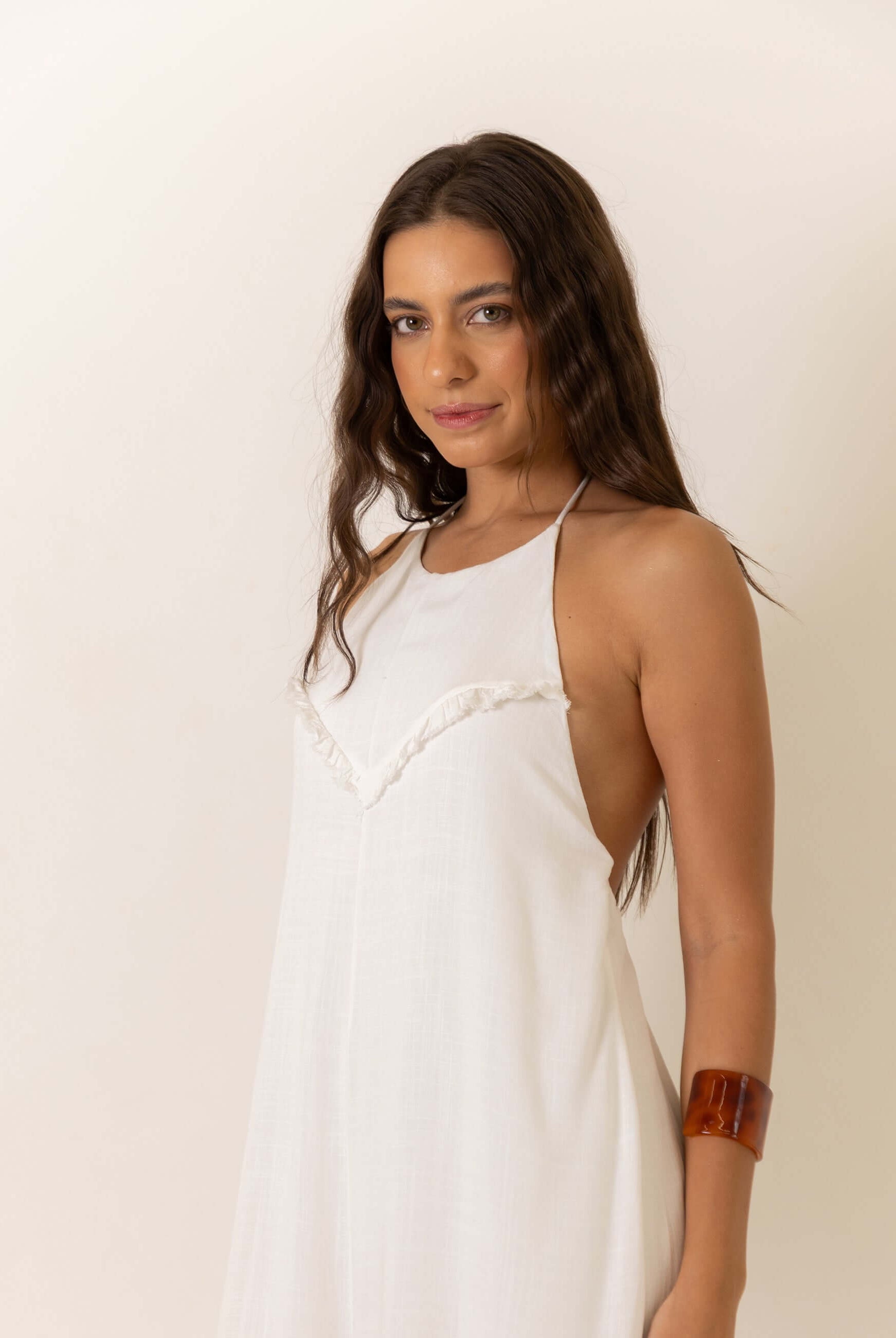 Mulher usando Macacão Frente Única Rustic - Off White da Greenish, com decote frente única e textura rústica em viscose slub.