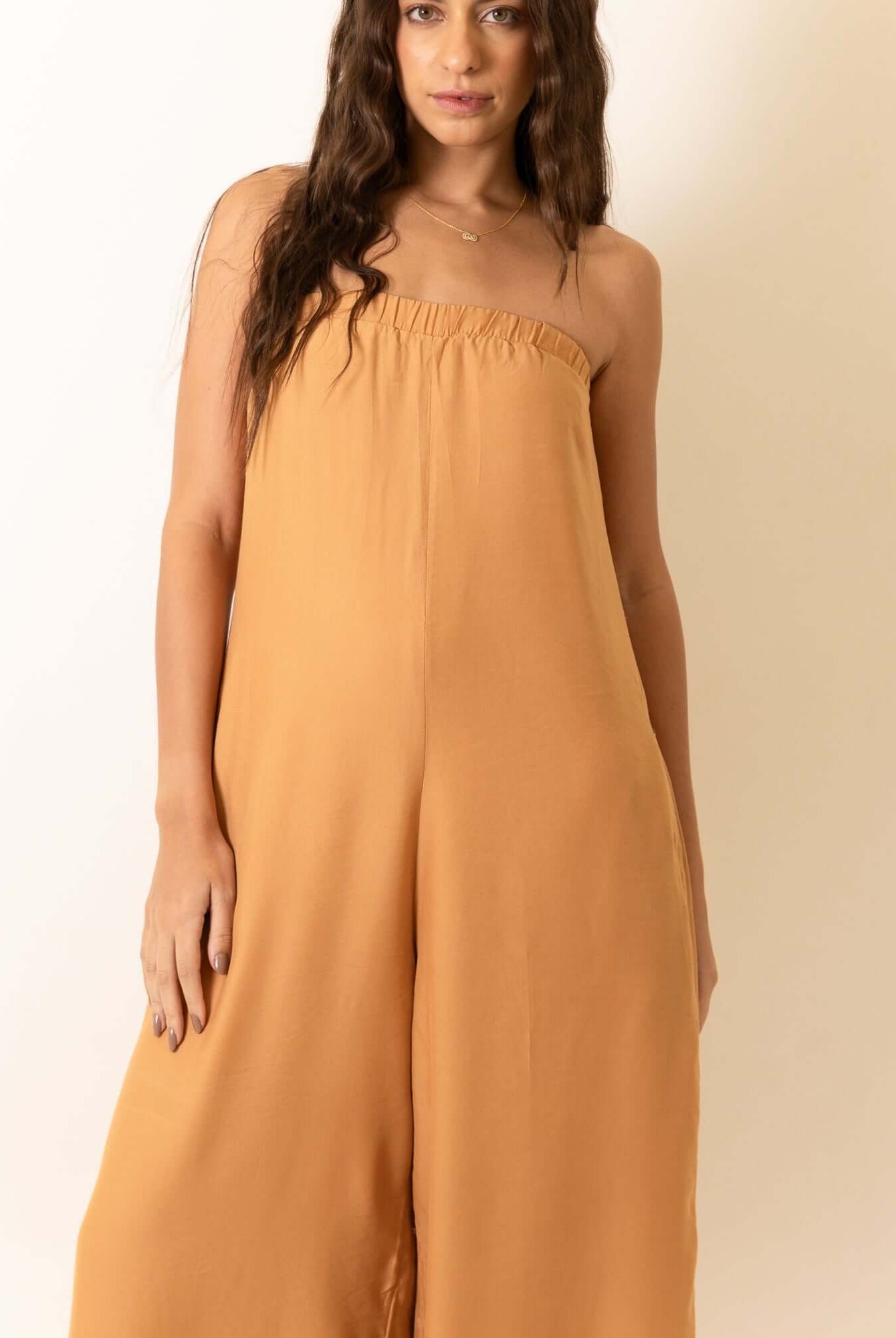 Greenish Macacão Leslie - Caqui in a stylish design, ideal for fashion-forward looks, featuring a strapless cut and comfortable fit.