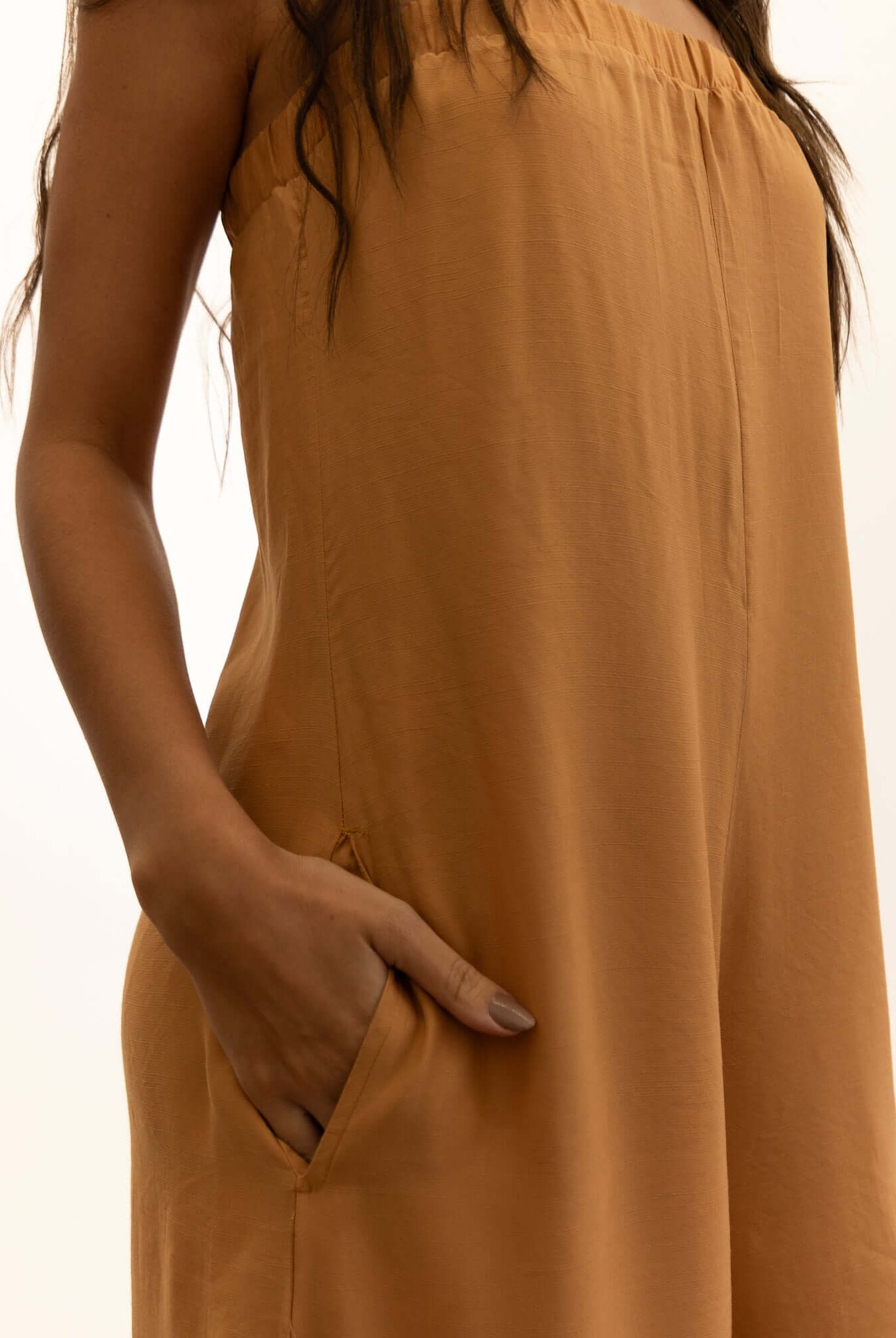 Modelo vestindo o Macacão Leslie - Caqui da marca Greenish, destacando a elegância e o tom terroso da peça.