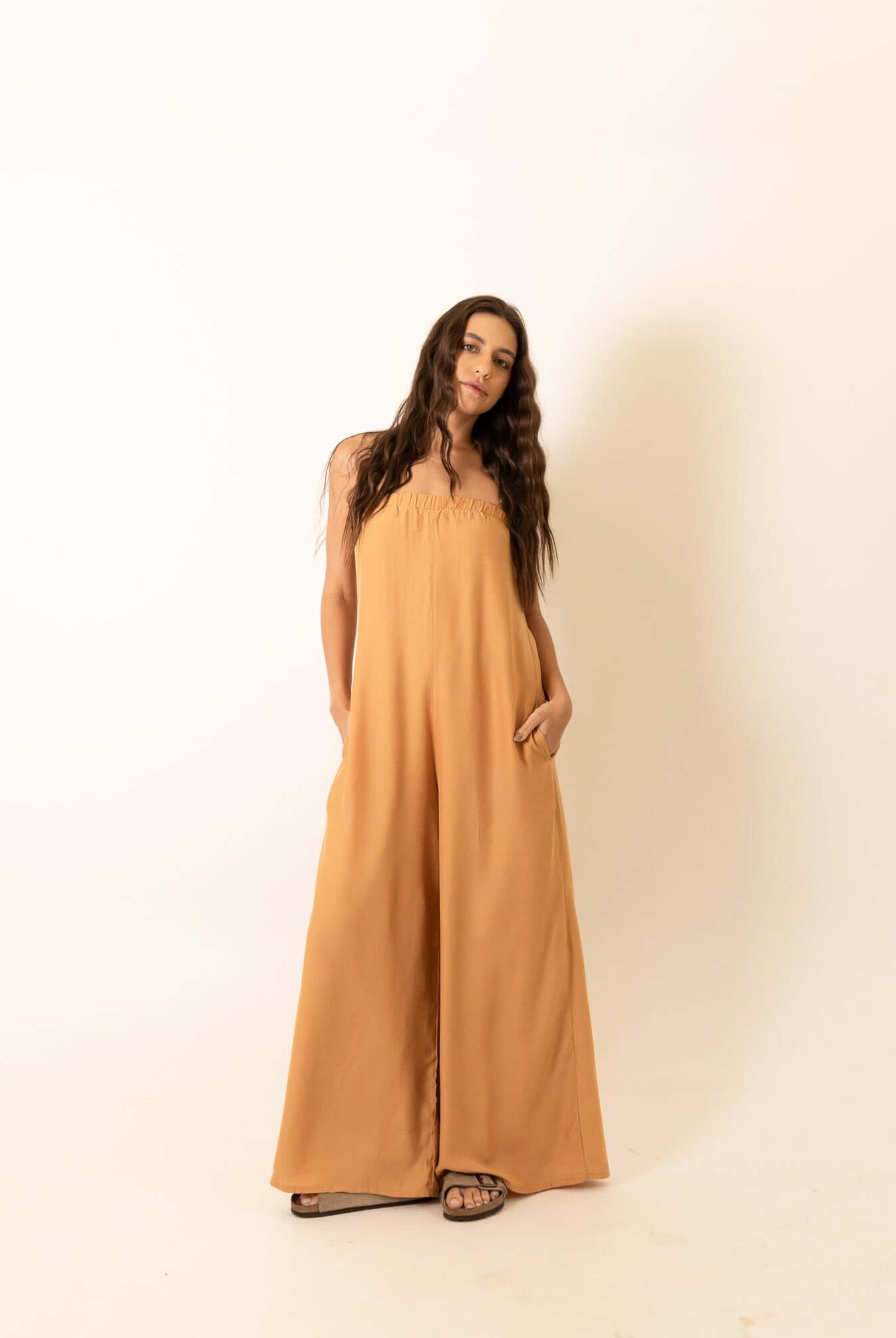 Greenish Macacão Leslie - Caqui, elegant and stylish jumpsuit for modern fashion trends.