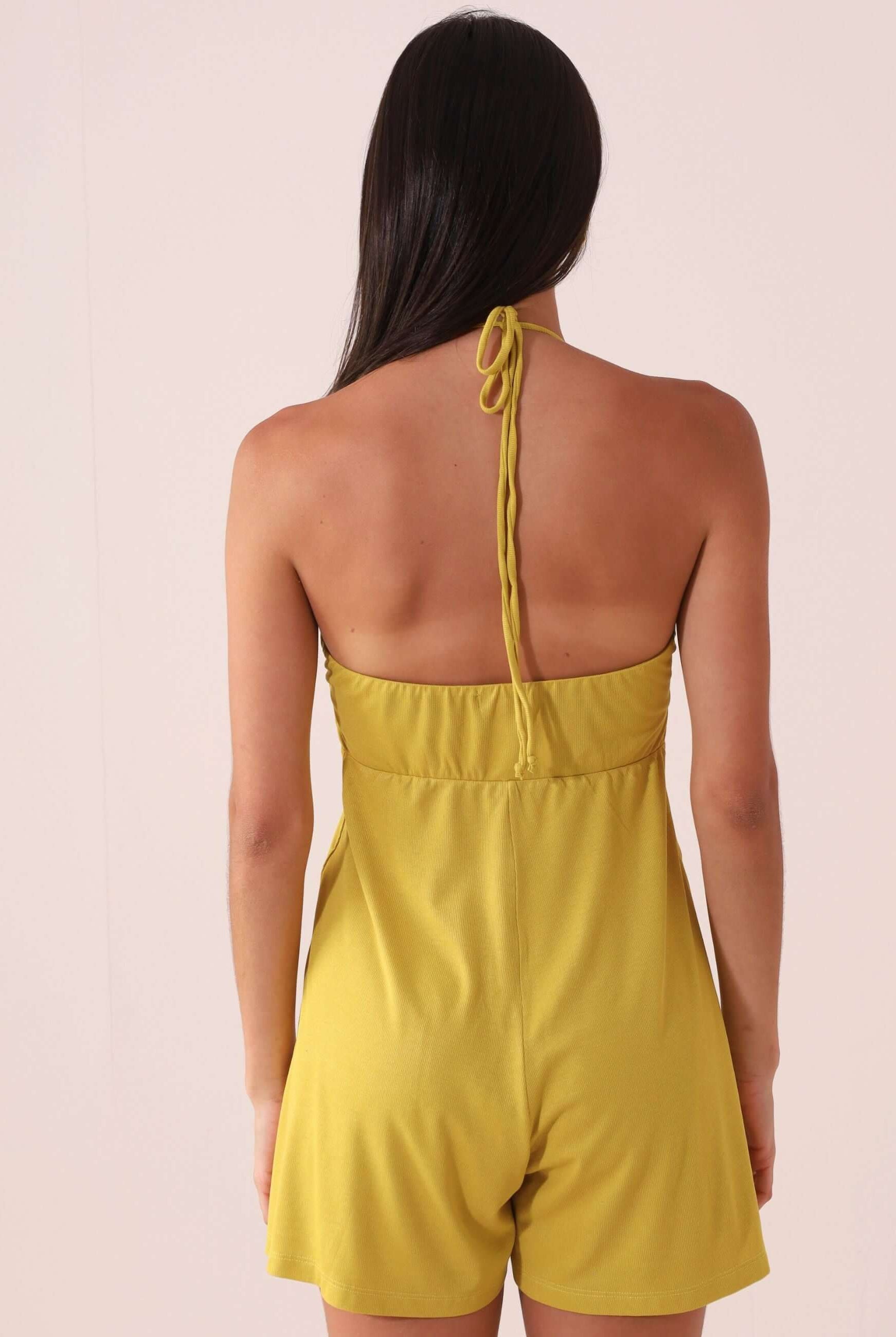 Costas do Macaquinho Curto Flora - Amarelo em tecido leve, com alças finas ajustáveis e elástico nas costas, perfeito para dias ensolarados.