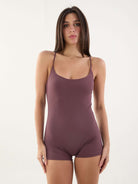 Macaquinho New Easy Flow Chocolate da Greenish, modelagem justa e confortável, ideal para esportes e dias de sol.