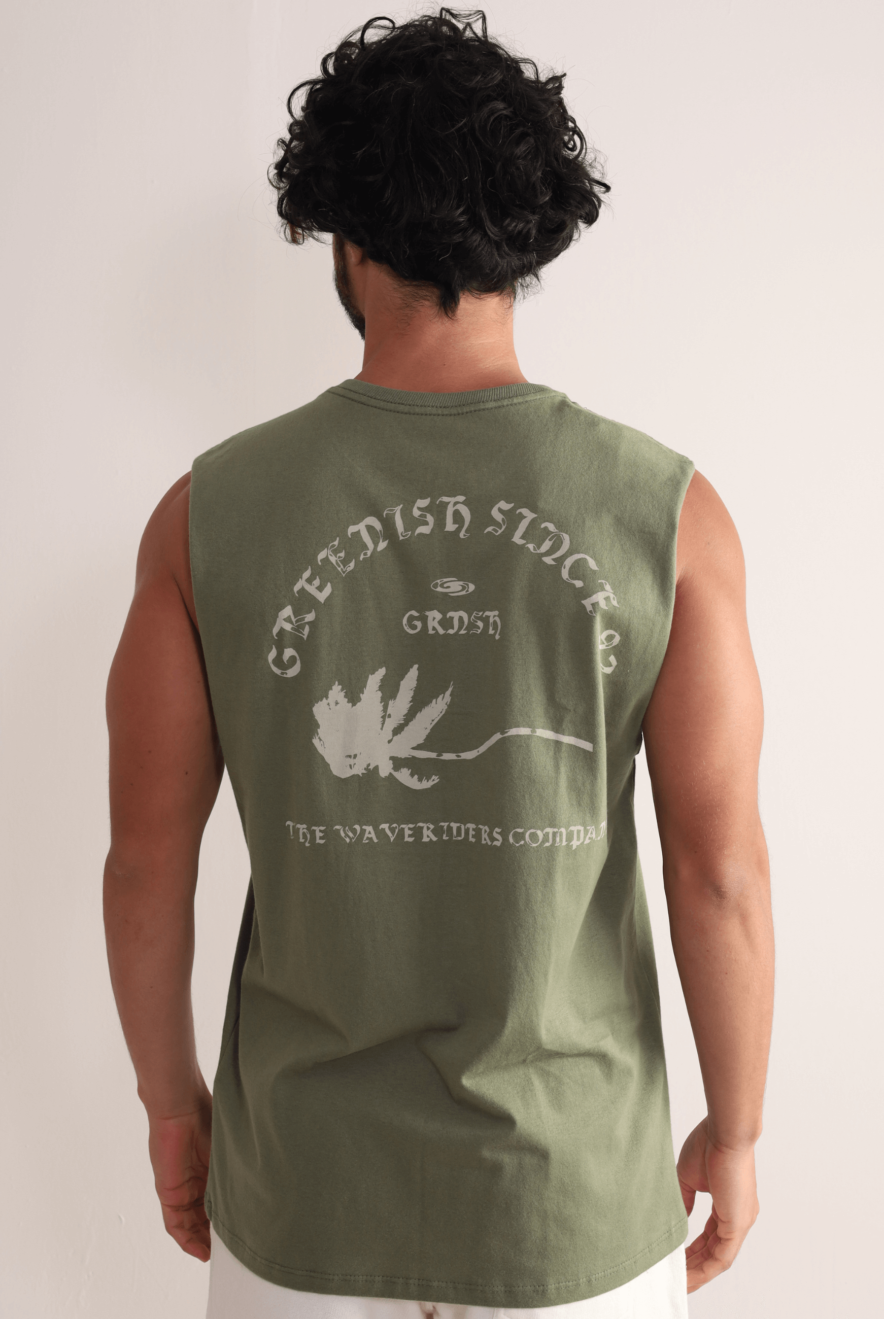 Regata Larga - Verde da Greenish em algodão, destacando símbolo de liberdade nas costas. Ideal para dias relaxantes na praia.