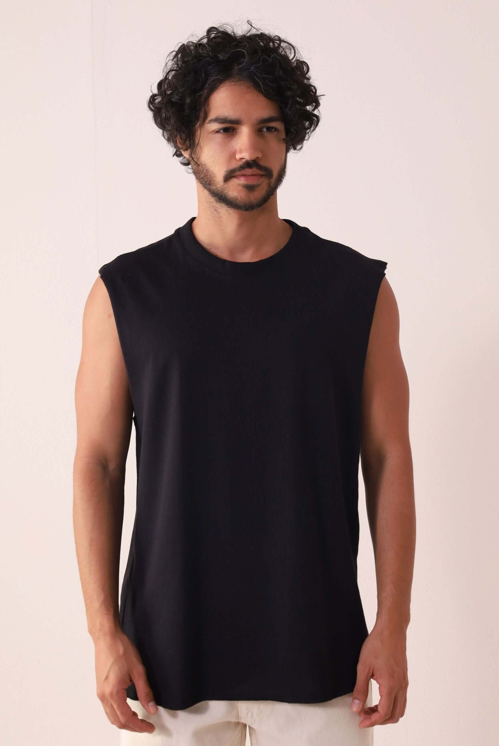 MODELO USANDO REGATA LARGA WAVES - PRETO DA GREENISH, IDEAL PARA CONFORTO AO AR LIVRE, TECIDO 100% ALGODÃO, GOLA RIBANA.