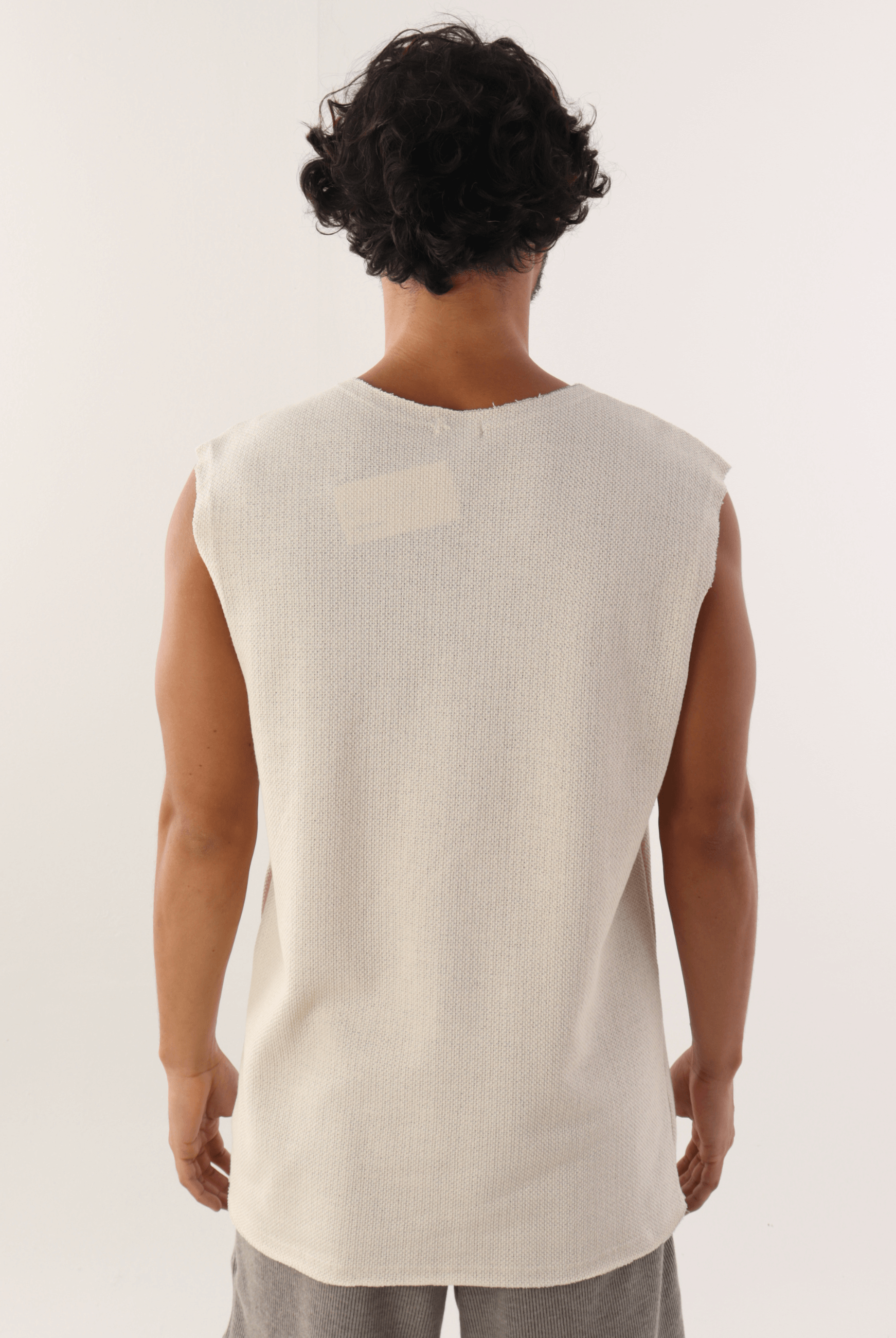 Homem usando a Regata Mare Bege da Greenish, vista traseira, moda casual e confortável. Perfeito para o dia a dia.