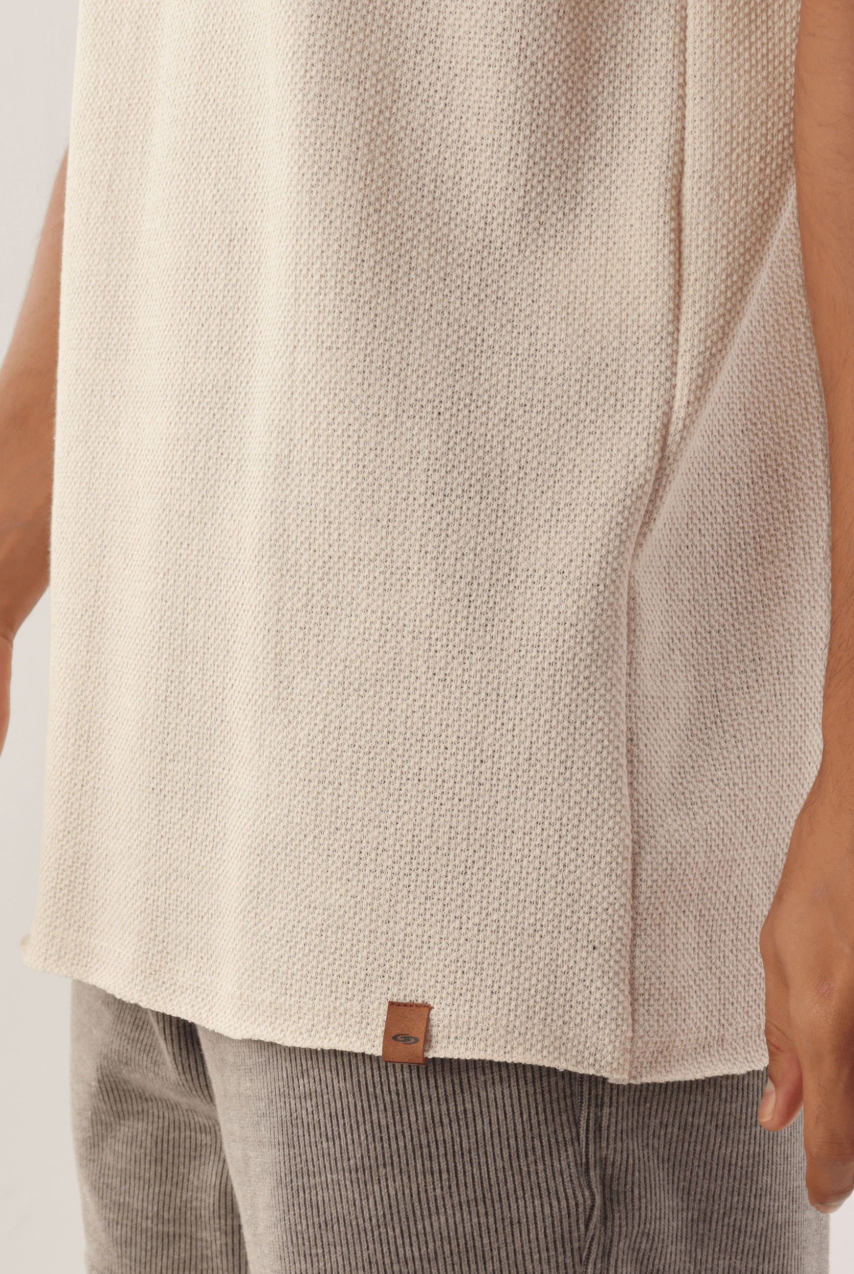 Regata Mare bege da marca Greenish, com tecido texturizado e design casual, ideal para dias quentes e estilo despojado.