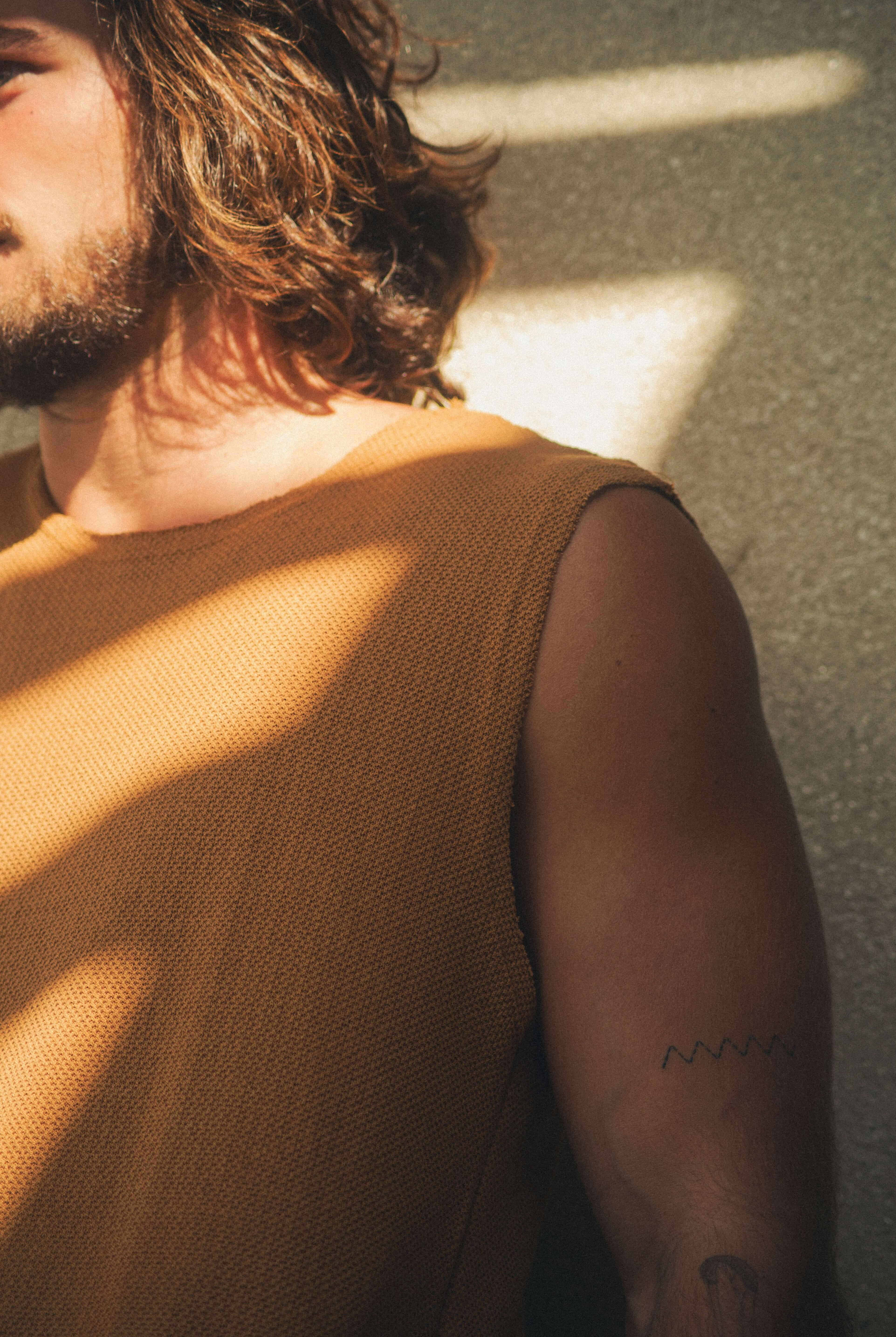 Modelo usando REGATA MARÉ - CAQUI da Greenish, ideal para dias de sol e liberdade, com modelagem ampla e malha confortável. #Greenish