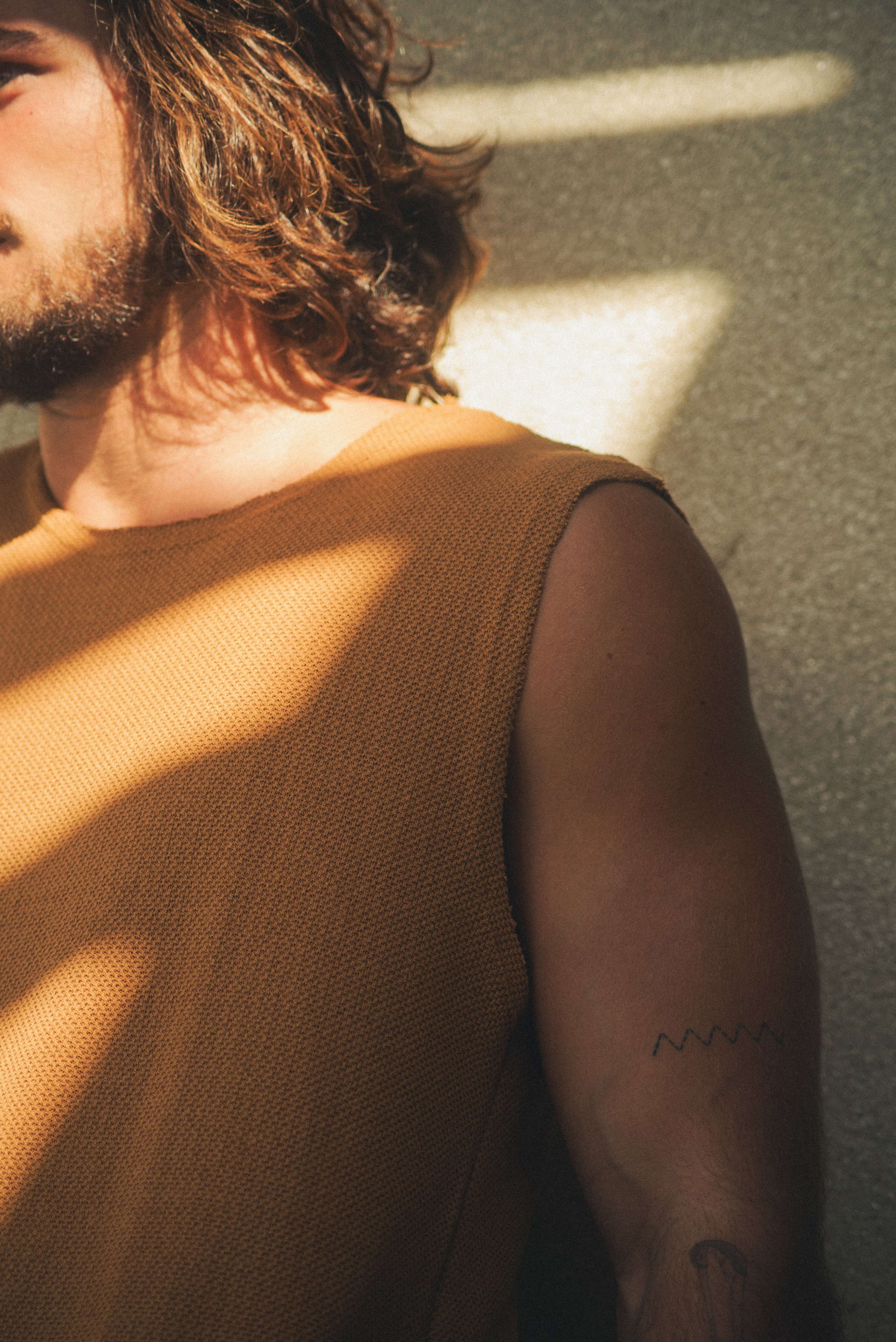 Modelo usando REGATA MARÉ - CAQUI da Greenish, ideal para dias de sol e liberdade, com modelagem ampla e malha confortável. #Greenish