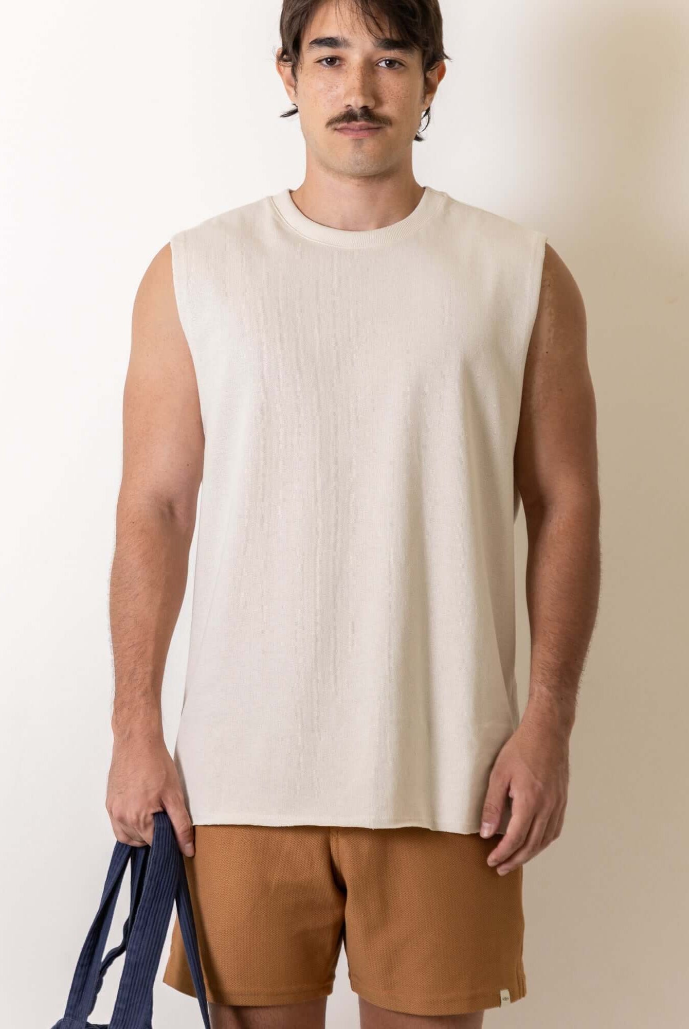 Modelo vestindo Regata Maré - Off White da Greenish com design minimalista e confortável, ideal para um look autêntico e casual.