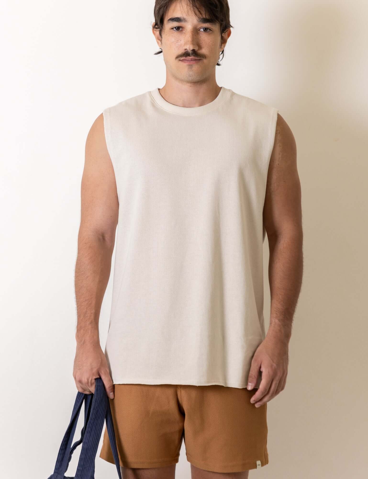 Modelo vestindo Regata Maré - Off White da Greenish com design minimalista e confortável, ideal para um look autêntico e casual.
