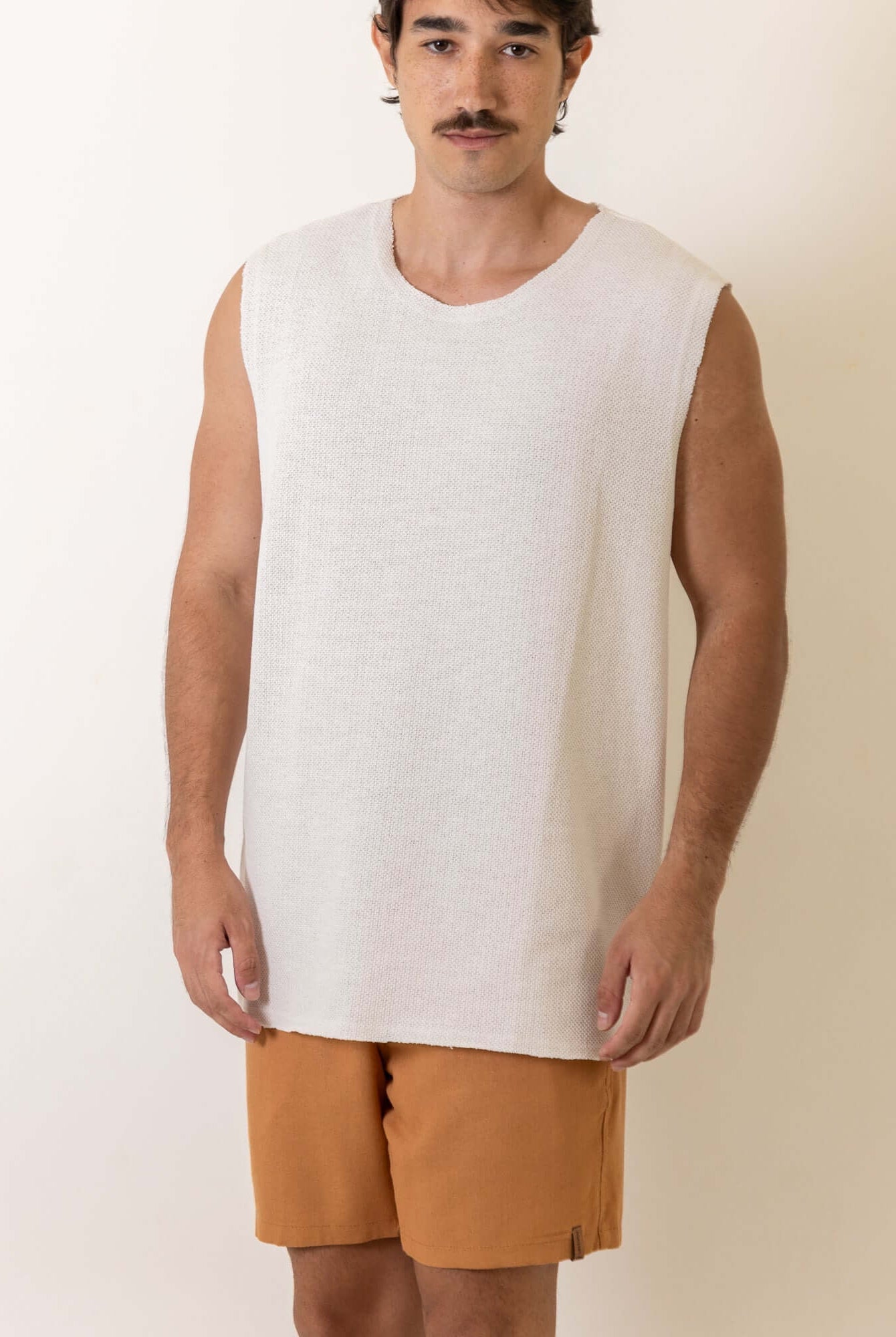 Regata Maré - Off White by Greenish, minimalista, confortável e ideal para dias de sol, destacando-se pelo tecido encorpado e etiqueta lateral.