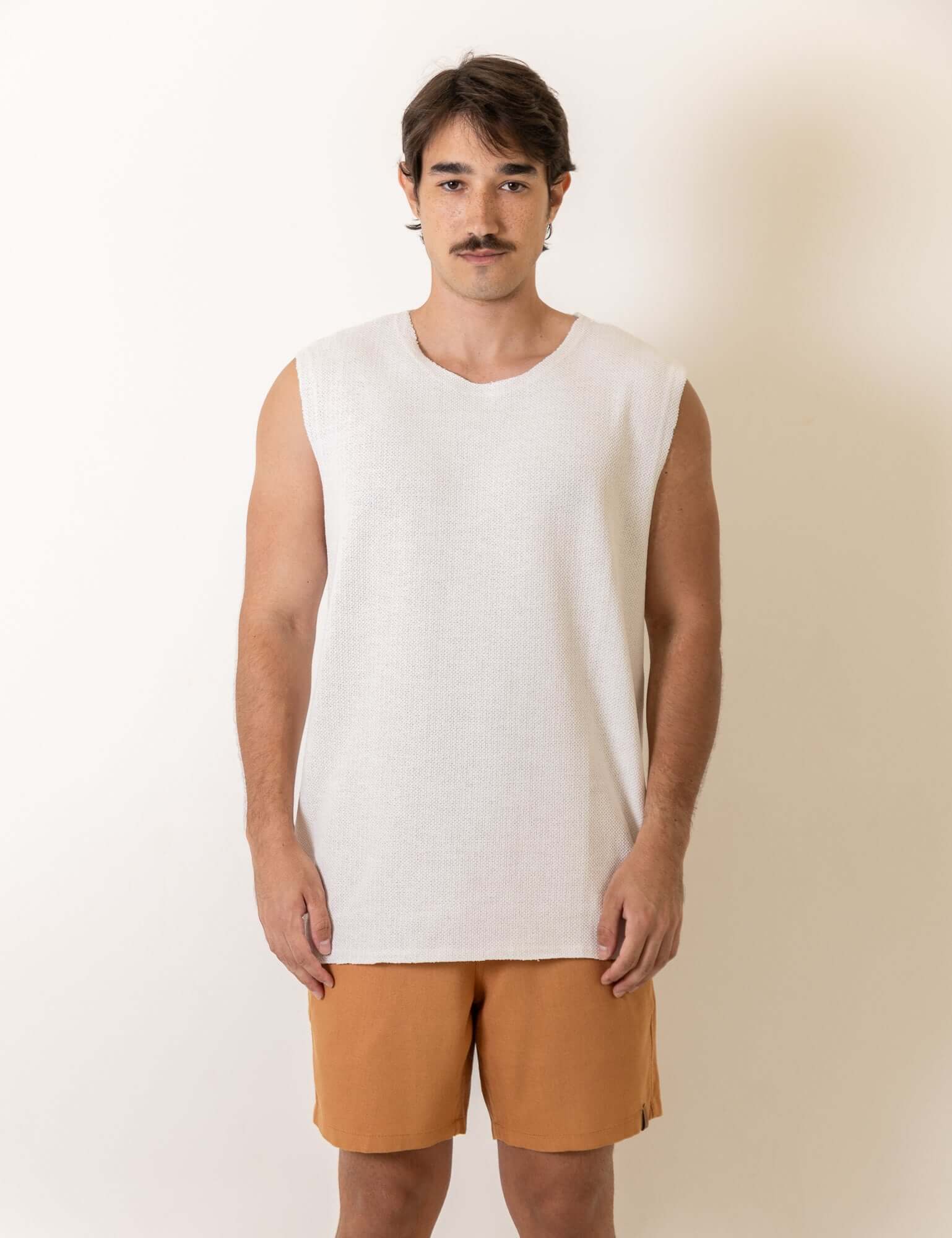 Homem usando Regata Maré - Off White da marca Greenish, modelagem ampla e confortável, ideal para dias de céu aberto.