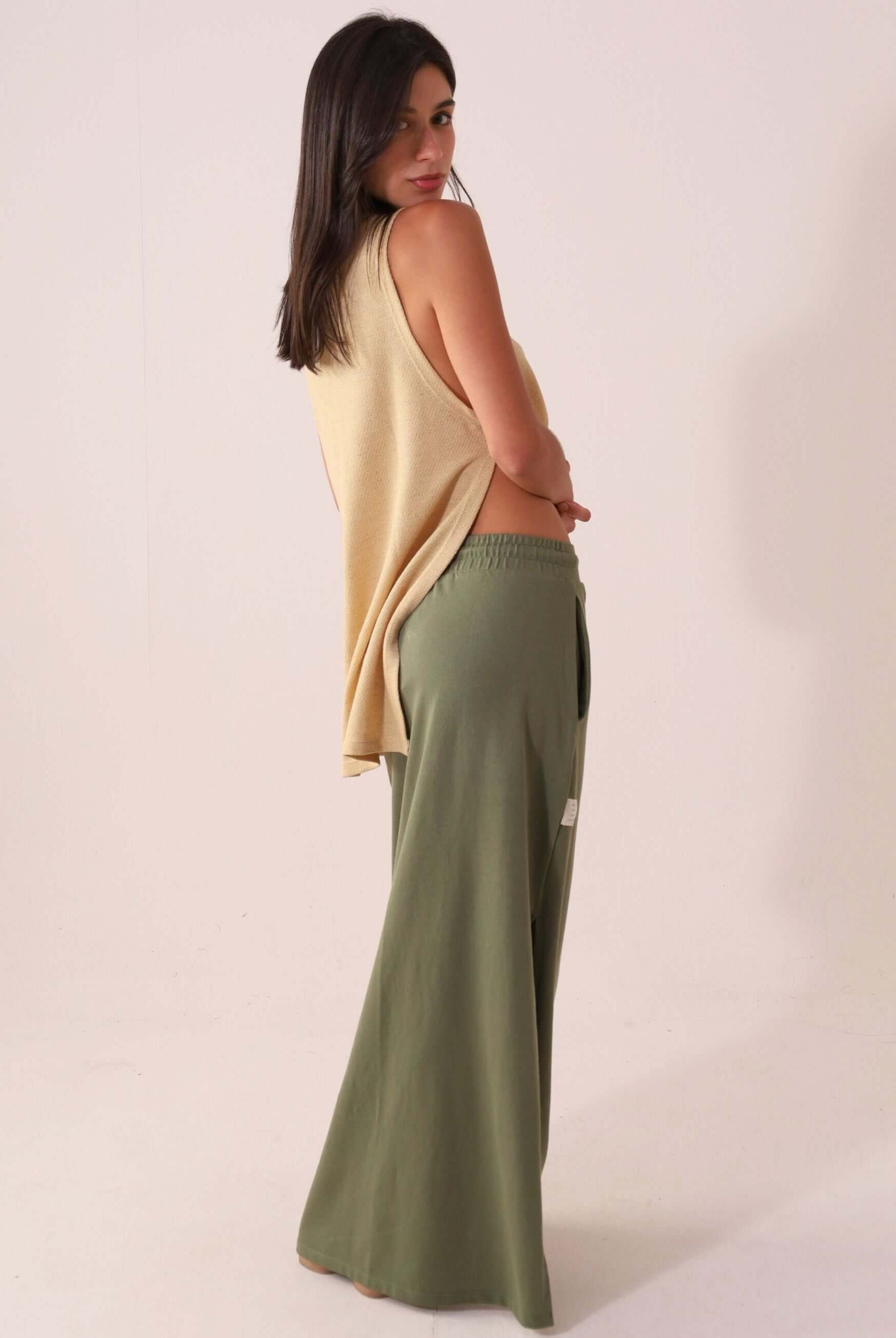 Modelo vestindo SAIA MIDI DÉA - VERDE CLARO da Greenish, saia canelada com fenda lateral e cós elástico, elegante e confortável.