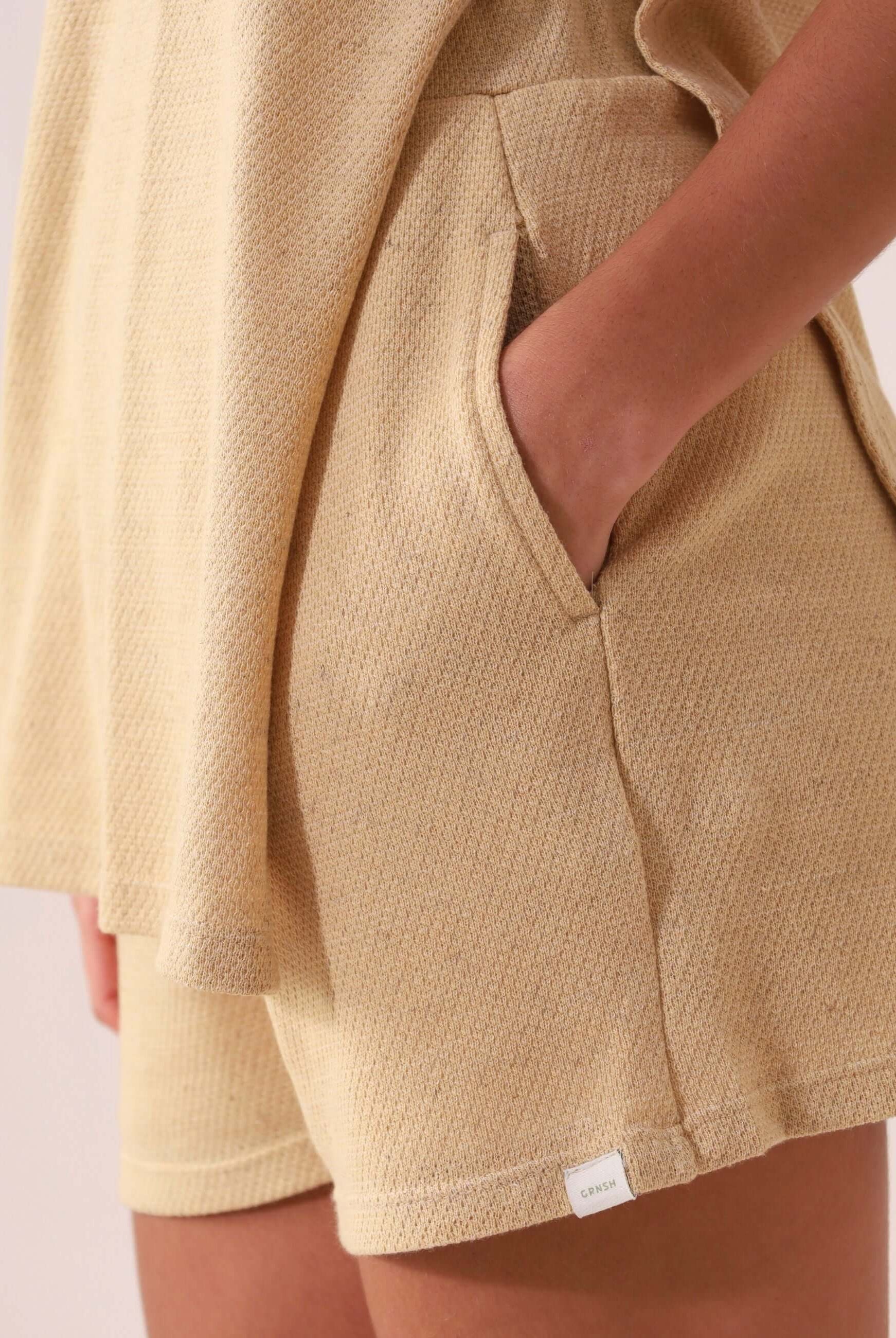 SHORT FUTURE - BEGE da marca Greenish em tricot, com bolsos e cós ajustável, ideal para momentos casuais e de lazer.