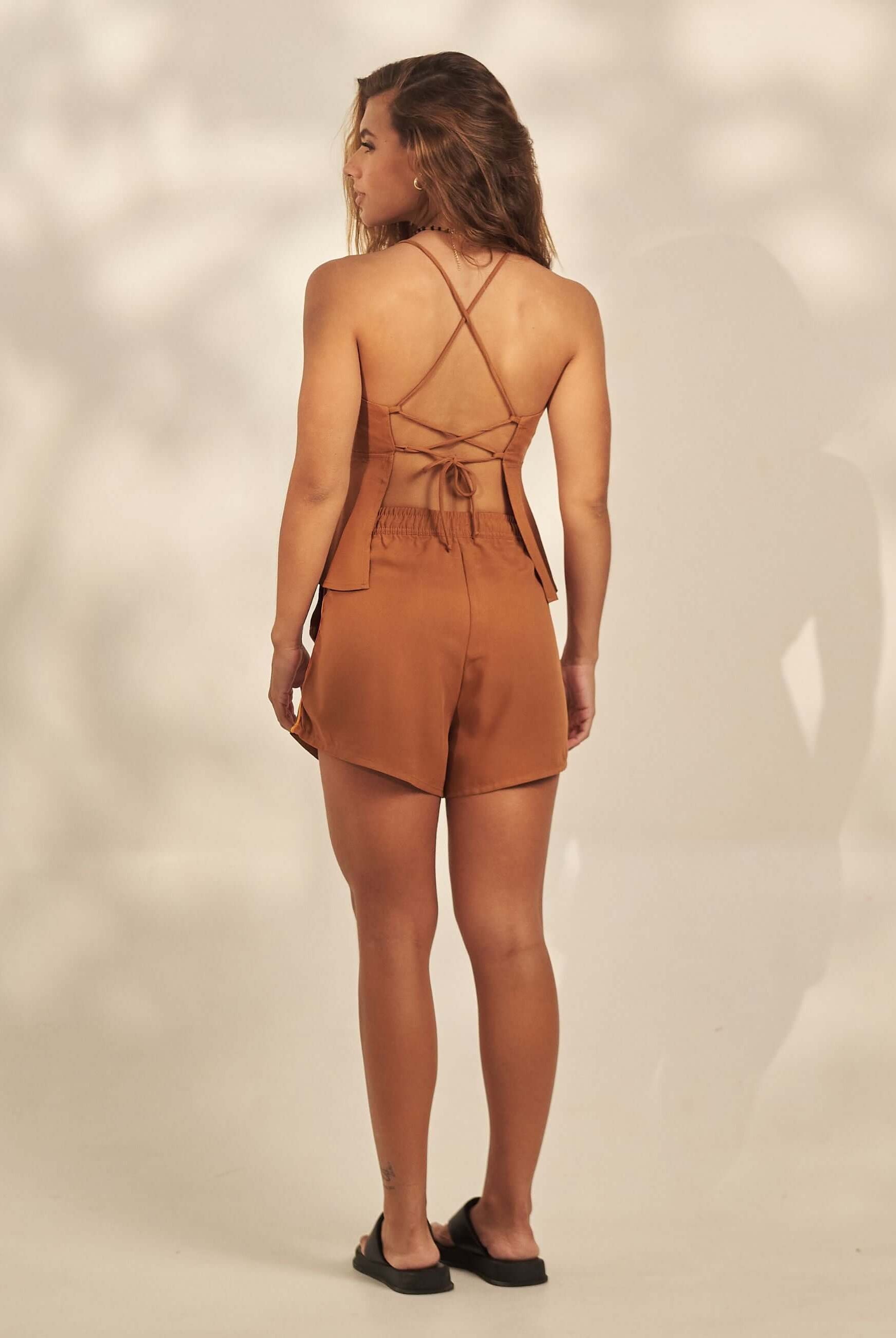 Greenish Short Viscose Lara - Marrom em viscose 100% com cós alto, zíper frontal e detalhe lateral, look leve para dias ao ar livre