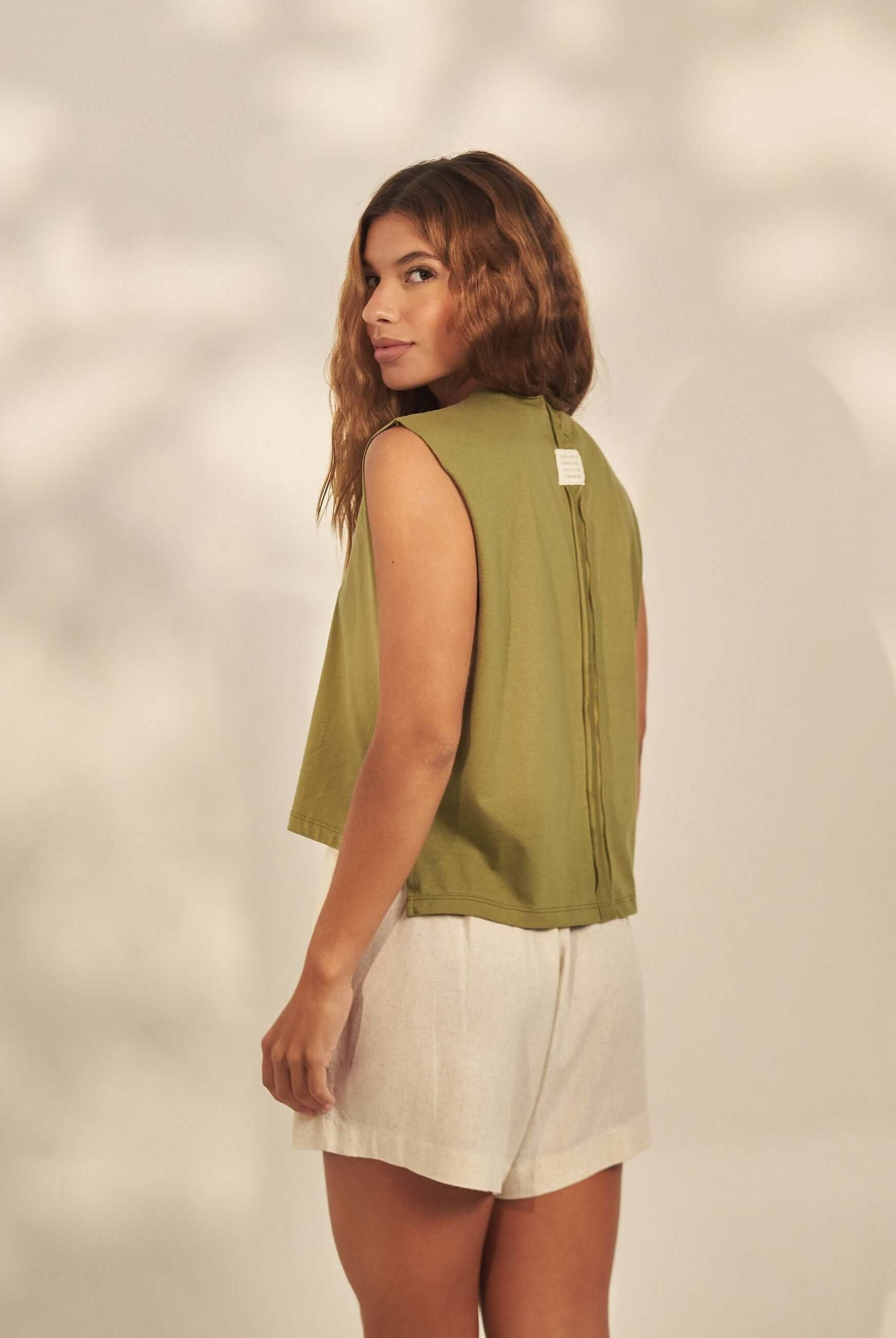 Short Linho Sailor - Natural by Greenish, modelo de costas mostrando short branco de linho, cós com elástico e caimento leve