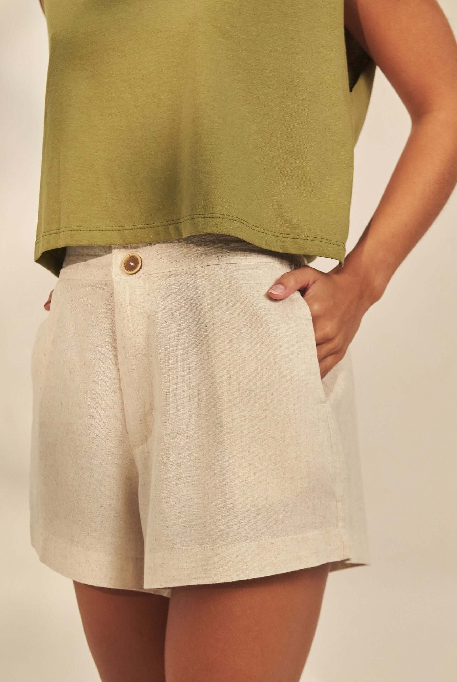 Short Linho Sailor - Natural da Greenish, short de linho natural com cós sobreposto, bolso frontal e caimento leve para praia e cidade
