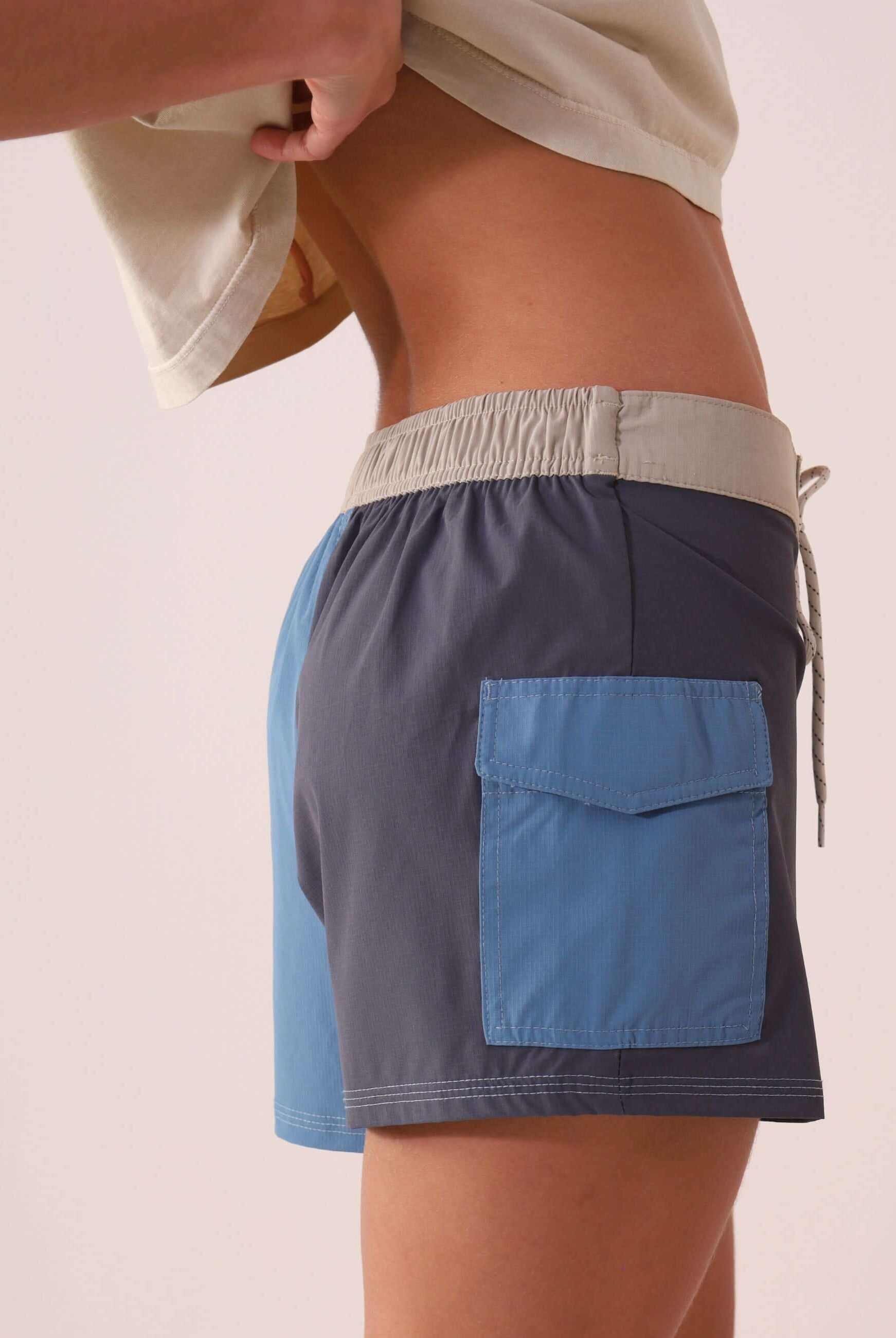 SHORT SPORT TALITA - AZUL da marca Greenish, visto de lado, destacando o conforto e estilo do design esportivo.