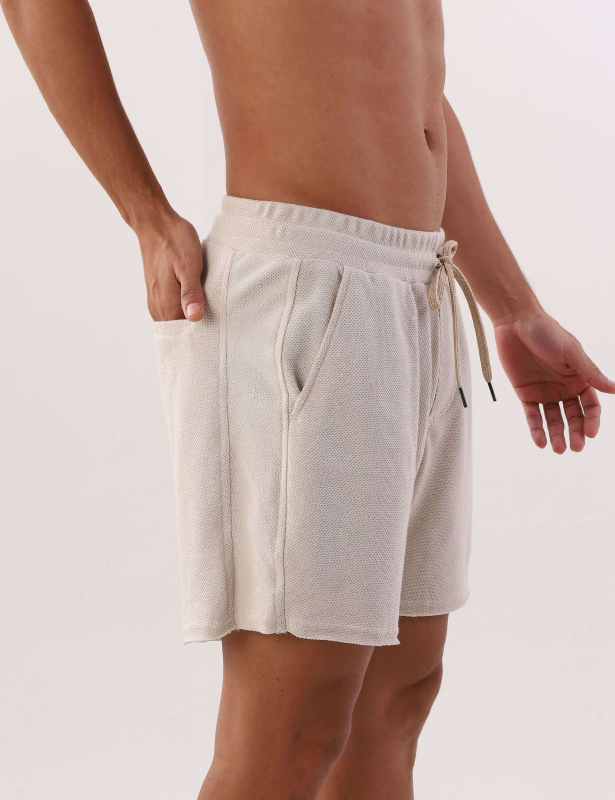 Shorts Moletom Easy Natural da Greenish, cós ajustável e bolso faca, ideal para estilo urbano e conforto em dias de descanso.