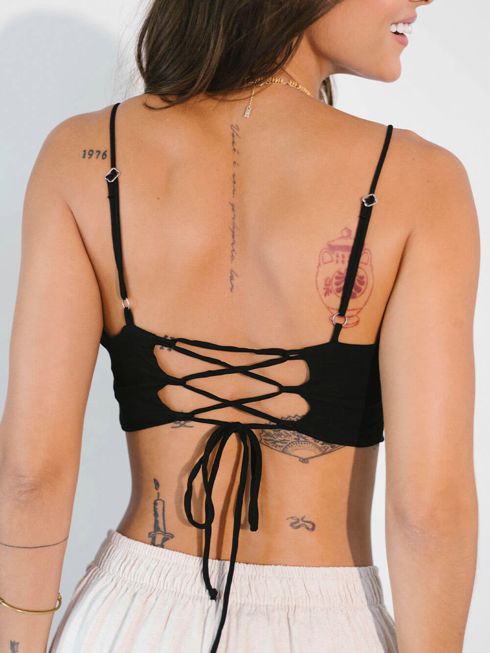 Cropped Triângulo Dina preto da Greenish com recorte estilo lenço e alças finas, ideal para dias de calor.