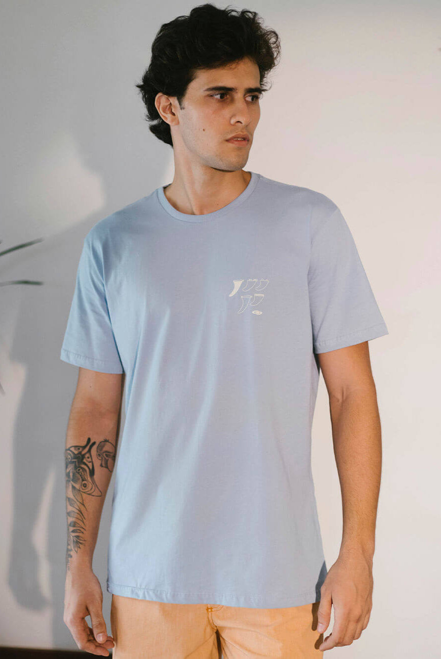 Camiseta azul da Greenish, estilo casual, confortável, fabricada em 100% algodão, ideal para amantes do surf.