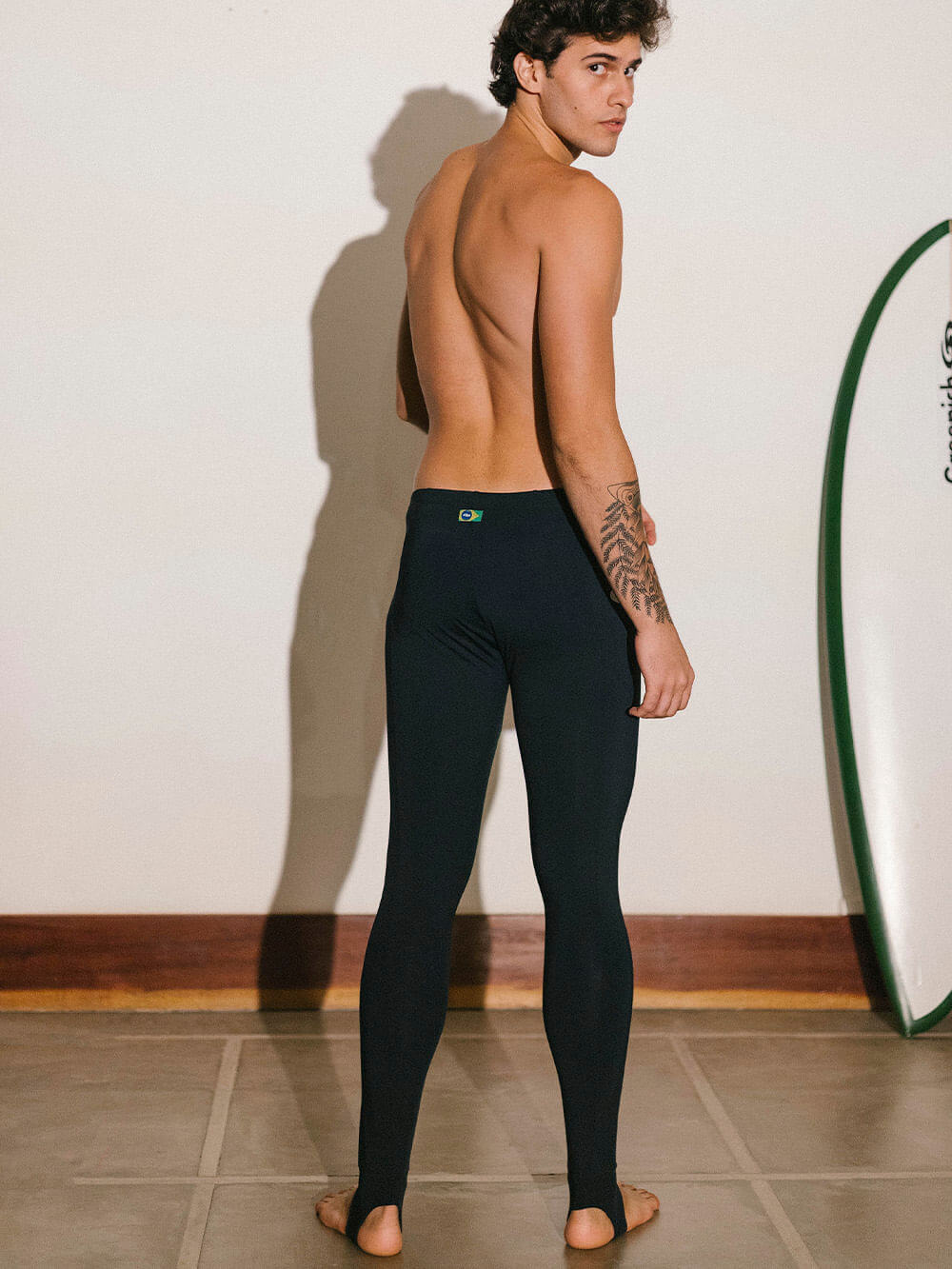 Homem usando calça sport lycra UV performance da Greenish, na cor preta, ideal para atividades ao ar livre.